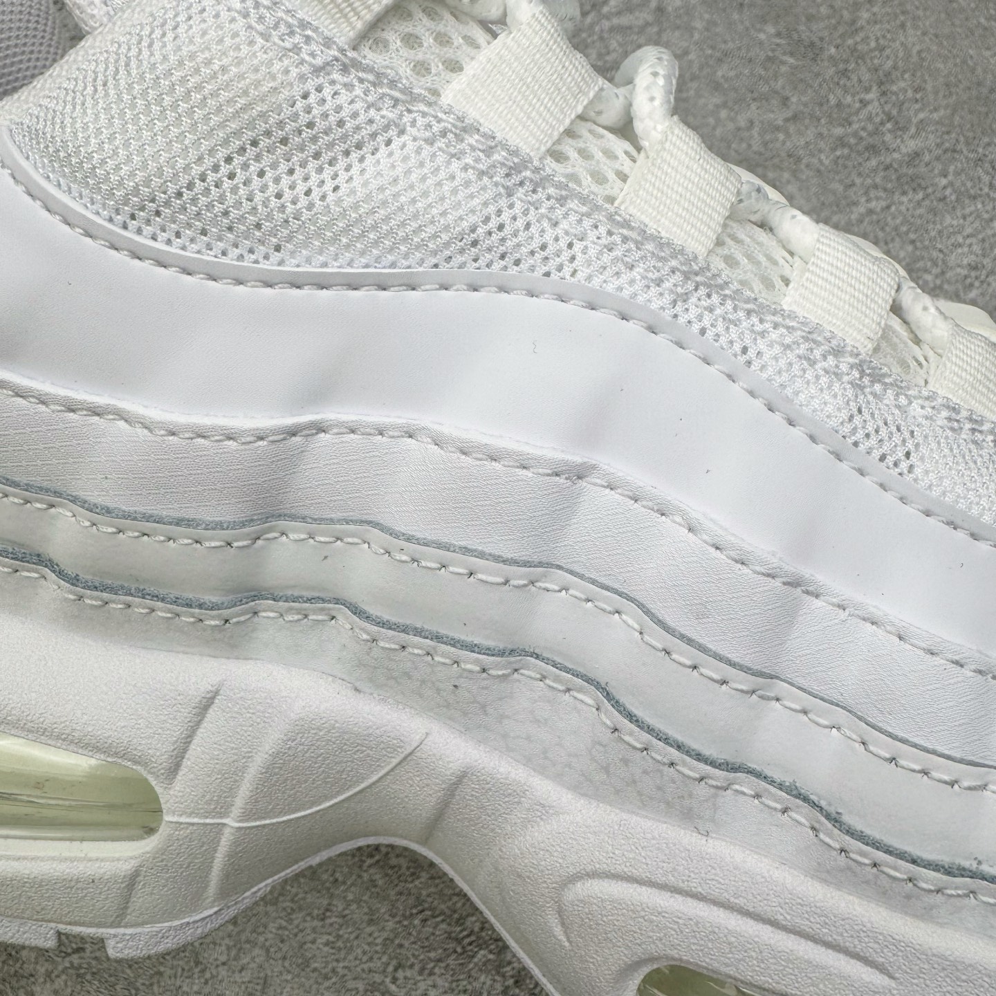 图片[17]-＃KZ神版 NK Air Max 95 Big Bubble OG 时尚舒适耐磨 低帮跑步鞋 男女同款 白色 HM8755-100 亲自操刀耗时半年开发 重金购买全套印尼原厂纸板楦头开发 2025官方主推系列 致敬诞生30周年的传奇鞋型 Air Max 95 系列再度重磅复刻归来 以全新配色续写光辉历史 更以现代手法重塑经典 将复古风格与前沿科技完美融合 一比一鞋头弧度高度鞋身弧度 东莞原厂模具大底 一码一模 原厂高韧性Tpu 独家供应45.5 48.5 原厂特供同批次皮料与Zp零色差 原厂特供内外标均可过绿X扫描认证 独家原装Big Bubble气垫 气垫体积更大 提供更强的缓震性能和回弹性 进口玻璃冲刀皮料裁剪零毛边 电脑针车工艺 鞋面不留荧光细节 平台可冲 超高鞋面清洁度 最高QC检验标准 控制溢胶瑕疵 每一双都是工艺品 实拍调校N版已经零色差零失真 百分百还原实物色彩所见即所得 不存在货不对板色差等低级问题 选购参考实物拍摄 不混卖不参货 只用心做好货严格选品 承诺混一赔十 尺码：40 40.5 41 42 42.5 43 44 44.5 45 45.5 46 47.5 48.5-选品中心