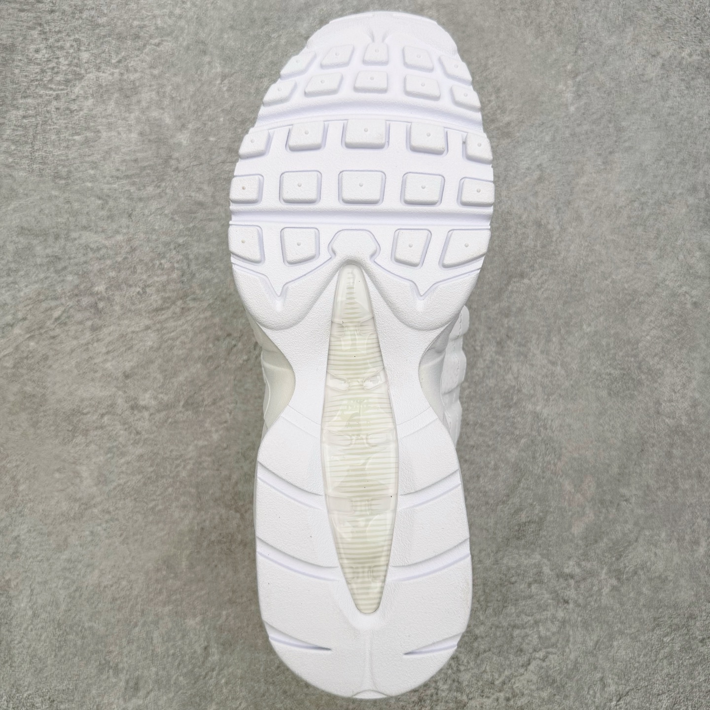 图片[9]-＃KZ神版 NK Air Max 95 Big Bubble OG 时尚舒适耐磨 低帮跑步鞋 男女同款 白色 HM8755-100 亲自操刀耗时半年开发 重金购买全套印尼原厂纸板楦头开发 2025官方主推系列 致敬诞生30周年的传奇鞋型 Air Max 95 系列再度重磅复刻归来 以全新配色续写光辉历史 更以现代手法重塑经典 将复古风格与前沿科技完美融合 一比一鞋头弧度高度鞋身弧度 东莞原厂模具大底 一码一模 原厂高韧性Tpu 独家供应45.5 48.5 原厂特供同批次皮料与Zp零色差 原厂特供内外标均可过绿X扫描认证 独家原装Big Bubble气垫 气垫体积更大 提供更强的缓震性能和回弹性 进口玻璃冲刀皮料裁剪零毛边 电脑针车工艺 鞋面不留荧光细节 平台可冲 超高鞋面清洁度 最高QC检验标准 控制溢胶瑕疵 每一双都是工艺品 实拍调校N版已经零色差零失真 百分百还原实物色彩所见即所得 不存在货不对板色差等低级问题 选购参考实物拍摄 不混卖不参货 只用心做好货严格选品 承诺混一赔十 尺码：40 40.5 41 42 42.5 43 44 44.5 45 45.5 46 47.5 48.5-选品中心