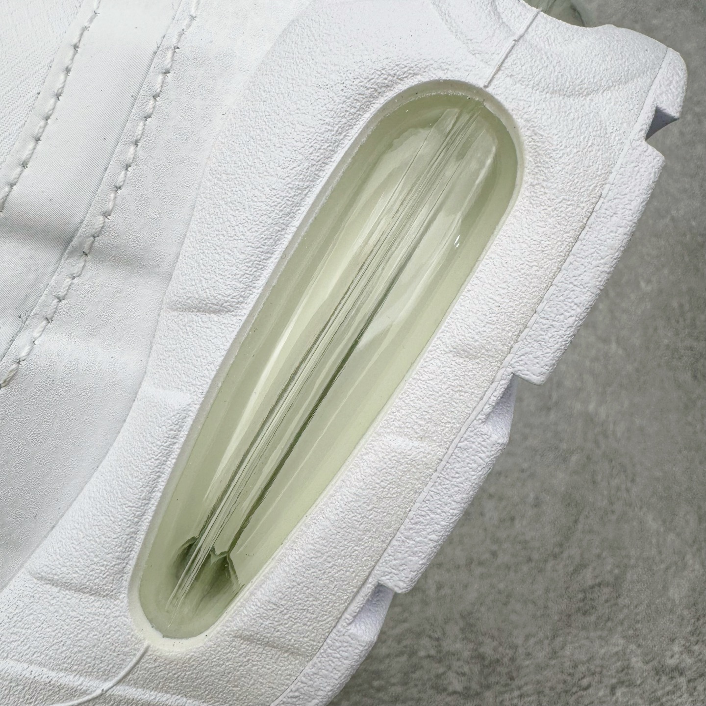图片[12]-＃KZ神版 NK Air Max 95 Big Bubble OG 时尚舒适耐磨 低帮跑步鞋 男女同款 白色 HM8755-100 亲自操刀耗时半年开发 重金购买全套印尼原厂纸板楦头开发 2025官方主推系列 致敬诞生30周年的传奇鞋型 Air Max 95 系列再度重磅复刻归来 以全新配色续写光辉历史 更以现代手法重塑经典 将复古风格与前沿科技完美融合 一比一鞋头弧度高度鞋身弧度 东莞原厂模具大底 一码一模 原厂高韧性Tpu 独家供应45.5 48.5 原厂特供同批次皮料与Zp零色差 原厂特供内外标均可过绿X扫描认证 独家原装Big Bubble气垫 气垫体积更大 提供更强的缓震性能和回弹性 进口玻璃冲刀皮料裁剪零毛边 电脑针车工艺 鞋面不留荧光细节 平台可冲 超高鞋面清洁度 最高QC检验标准 控制溢胶瑕疵 每一双都是工艺品 实拍调校N版已经零色差零失真 百分百还原实物色彩所见即所得 不存在货不对板色差等低级问题 选购参考实物拍摄 不混卖不参货 只用心做好货严格选品 承诺混一赔十 尺码：40 40.5 41 42 42.5 43 44 44.5 45 45.5 46 47.5 48.5-选品中心