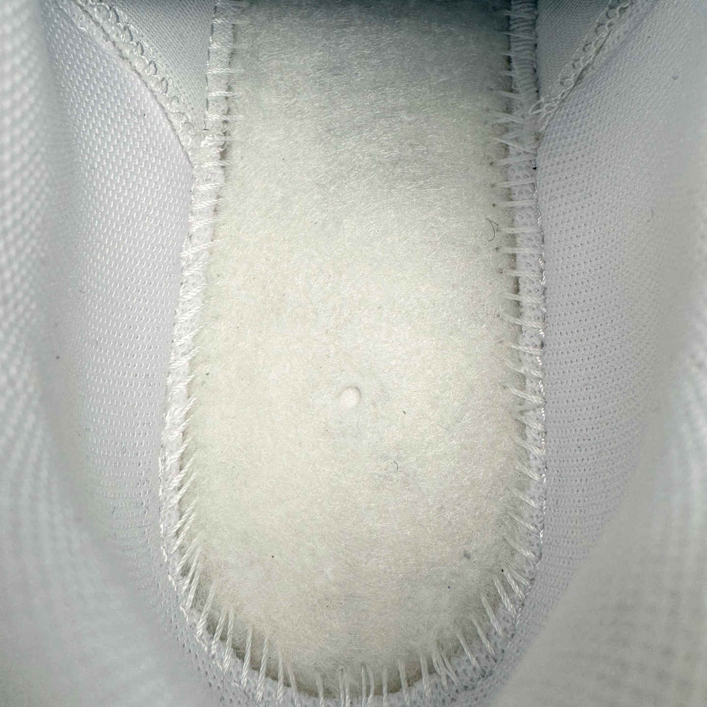 图片[10]-＃KZ神版 NK Air Max 95 Big Bubble OG 时尚舒适耐磨 低帮跑步鞋 男女同款 白色 HM8755-100 亲自操刀耗时半年开发 重金购买全套印尼原厂纸板楦头开发 2025官方主推系列 致敬诞生30周年的传奇鞋型 Air Max 95 系列再度重磅复刻归来 以全新配色续写光辉历史 更以现代手法重塑经典 将复古风格与前沿科技完美融合 一比一鞋头弧度高度鞋身弧度 东莞原厂模具大底 一码一模 原厂高韧性Tpu 独家供应45.5 48.5 原厂特供同批次皮料与Zp零色差 原厂特供内外标均可过绿X扫描认证 独家原装Big Bubble气垫 气垫体积更大 提供更强的缓震性能和回弹性 进口玻璃冲刀皮料裁剪零毛边 电脑针车工艺 鞋面不留荧光细节 平台可冲 超高鞋面清洁度 最高QC检验标准 控制溢胶瑕疵 每一双都是工艺品 实拍调校N版已经零色差零失真 百分百还原实物色彩所见即所得 不存在货不对板色差等低级问题 选购参考实物拍摄 不混卖不参货 只用心做好货严格选品 承诺混一赔十 尺码：40 40.5 41 42 42.5 43 44 44.5 45 45.5 46 47.5 48.5-选品中心