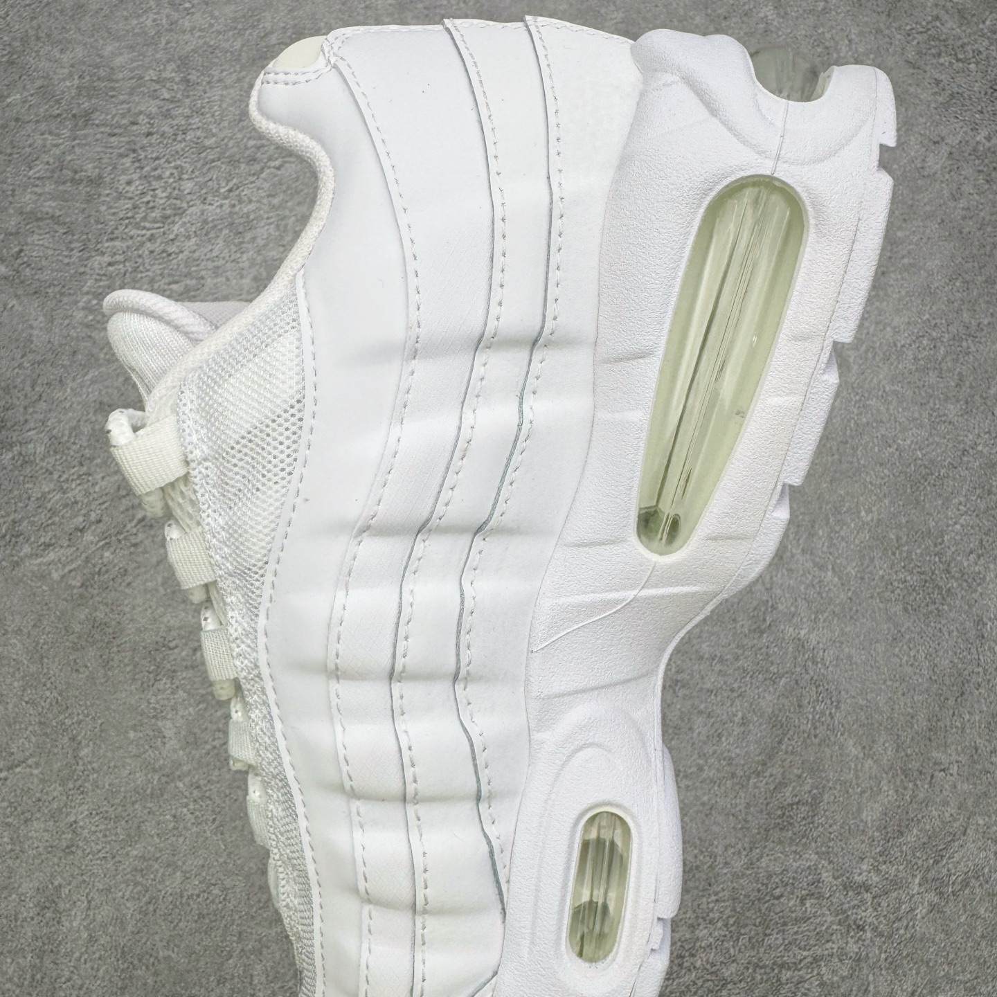 图片[7]-＃KZ神版 NK Air Max 95 Big Bubble OG 时尚舒适耐磨 低帮跑步鞋 男女同款 白色 HM8755-100 亲自操刀耗时半年开发 重金购买全套印尼原厂纸板楦头开发 2025官方主推系列 致敬诞生30周年的传奇鞋型 Air Max 95 系列再度重磅复刻归来 以全新配色续写光辉历史 更以现代手法重塑经典 将复古风格与前沿科技完美融合 一比一鞋头弧度高度鞋身弧度 东莞原厂模具大底 一码一模 原厂高韧性Tpu 独家供应45.5 48.5 原厂特供同批次皮料与Zp零色差 原厂特供内外标均可过绿X扫描认证 独家原装Big Bubble气垫 气垫体积更大 提供更强的缓震性能和回弹性 进口玻璃冲刀皮料裁剪零毛边 电脑针车工艺 鞋面不留荧光细节 平台可冲 超高鞋面清洁度 最高QC检验标准 控制溢胶瑕疵 每一双都是工艺品 实拍调校N版已经零色差零失真 百分百还原实物色彩所见即所得 不存在货不对板色差等低级问题 选购参考实物拍摄 不混卖不参货 只用心做好货严格选品 承诺混一赔十 尺码：40 40.5 41 42 42.5 43 44 44.5 45 45.5 46 47.5 48.5-选品中心