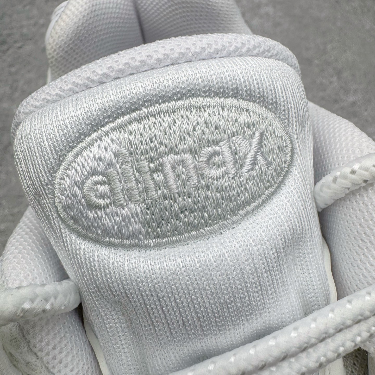 图片[13]-＃KZ神版 NK Air Max 95 Big Bubble OG 时尚舒适耐磨 低帮跑步鞋 男女同款 白色 HM8755-100 亲自操刀耗时半年开发 重金购买全套印尼原厂纸板楦头开发 2025官方主推系列 致敬诞生30周年的传奇鞋型 Air Max 95 系列再度重磅复刻归来 以全新配色续写光辉历史 更以现代手法重塑经典 将复古风格与前沿科技完美融合 一比一鞋头弧度高度鞋身弧度 东莞原厂模具大底 一码一模 原厂高韧性Tpu 独家供应45.5 48.5 原厂特供同批次皮料与Zp零色差 原厂特供内外标均可过绿X扫描认证 独家原装Big Bubble气垫 气垫体积更大 提供更强的缓震性能和回弹性 进口玻璃冲刀皮料裁剪零毛边 电脑针车工艺 鞋面不留荧光细节 平台可冲 超高鞋面清洁度 最高QC检验标准 控制溢胶瑕疵 每一双都是工艺品 实拍调校N版已经零色差零失真 百分百还原实物色彩所见即所得 不存在货不对板色差等低级问题 选购参考实物拍摄 不混卖不参货 只用心做好货严格选品 承诺混一赔十 尺码：40 40.5 41 42 42.5 43 44 44.5 45 45.5 46 47.5 48.5-选品中心