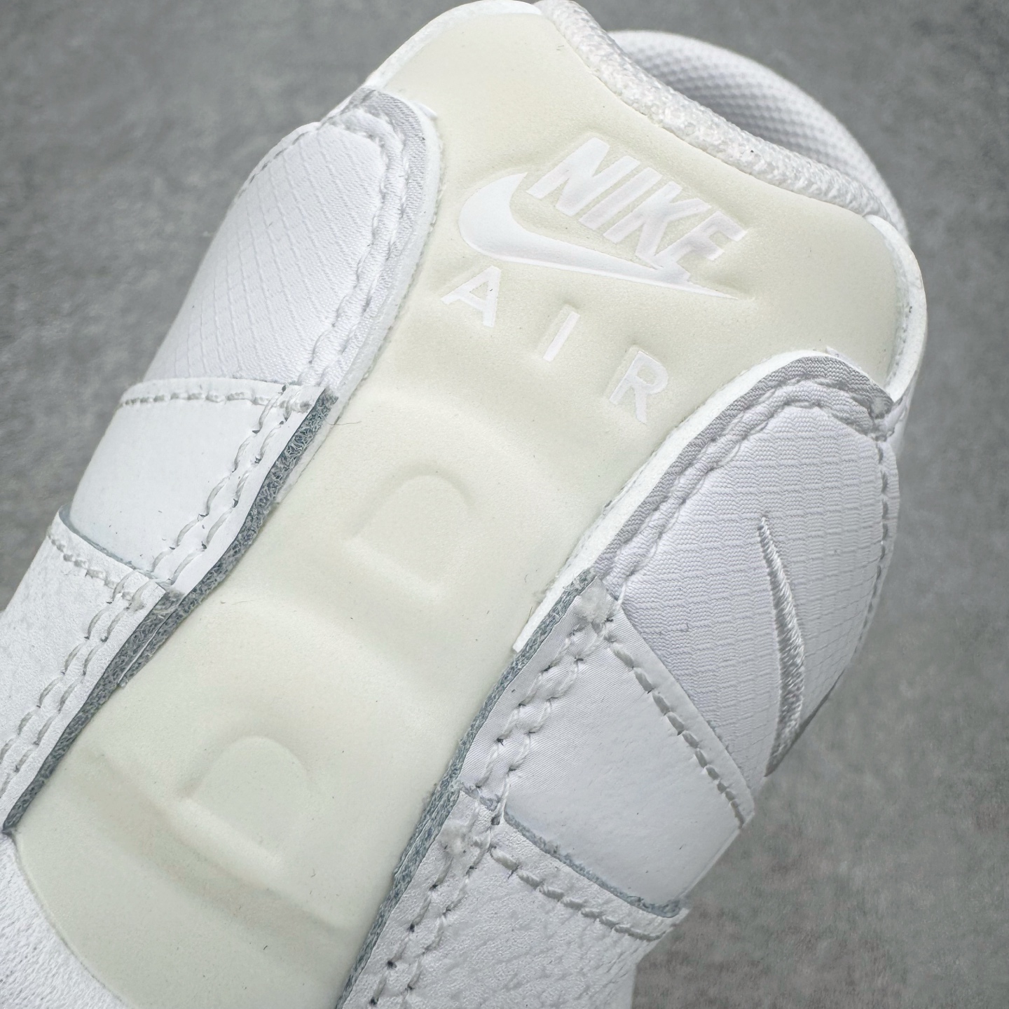 图片[15]-＃KZ神版 NK Air Max 95 Big Bubble OG 时尚舒适耐磨 低帮跑步鞋 男女同款 白色 HM8755-100 亲自操刀耗时半年开发 重金购买全套印尼原厂纸板楦头开发 2025官方主推系列 致敬诞生30周年的传奇鞋型 Air Max 95 系列再度重磅复刻归来 以全新配色续写光辉历史 更以现代手法重塑经典 将复古风格与前沿科技完美融合 一比一鞋头弧度高度鞋身弧度 东莞原厂模具大底 一码一模 原厂高韧性Tpu 独家供应45.5 48.5 原厂特供同批次皮料与Zp零色差 原厂特供内外标均可过绿X扫描认证 独家原装Big Bubble气垫 气垫体积更大 提供更强的缓震性能和回弹性 进口玻璃冲刀皮料裁剪零毛边 电脑针车工艺 鞋面不留荧光细节 平台可冲 超高鞋面清洁度 最高QC检验标准 控制溢胶瑕疵 每一双都是工艺品 实拍调校N版已经零色差零失真 百分百还原实物色彩所见即所得 不存在货不对板色差等低级问题 选购参考实物拍摄 不混卖不参货 只用心做好货严格选品 承诺混一赔十 尺码：40 40.5 41 42 42.5 43 44 44.5 45 45.5 46 47.5 48.5-选品中心