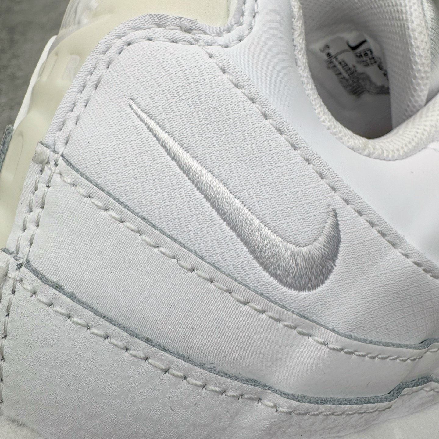 图片[16]-＃KZ神版 NK Air Max 95 Big Bubble OG 时尚舒适耐磨 低帮跑步鞋 男女同款 白色 HM8755-100 亲自操刀耗时半年开发 重金购买全套印尼原厂纸板楦头开发 2025官方主推系列 致敬诞生30周年的传奇鞋型 Air Max 95 系列再度重磅复刻归来 以全新配色续写光辉历史 更以现代手法重塑经典 将复古风格与前沿科技完美融合 一比一鞋头弧度高度鞋身弧度 东莞原厂模具大底 一码一模 原厂高韧性Tpu 独家供应45.5 48.5 原厂特供同批次皮料与Zp零色差 原厂特供内外标均可过绿X扫描认证 独家原装Big Bubble气垫 气垫体积更大 提供更强的缓震性能和回弹性 进口玻璃冲刀皮料裁剪零毛边 电脑针车工艺 鞋面不留荧光细节 平台可冲 超高鞋面清洁度 最高QC检验标准 控制溢胶瑕疵 每一双都是工艺品 实拍调校N版已经零色差零失真 百分百还原实物色彩所见即所得 不存在货不对板色差等低级问题 选购参考实物拍摄 不混卖不参货 只用心做好货严格选品 承诺混一赔十 尺码：40 40.5 41 42 42.5 43 44 44.5 45 45.5 46 47.5 48.5-选品中心