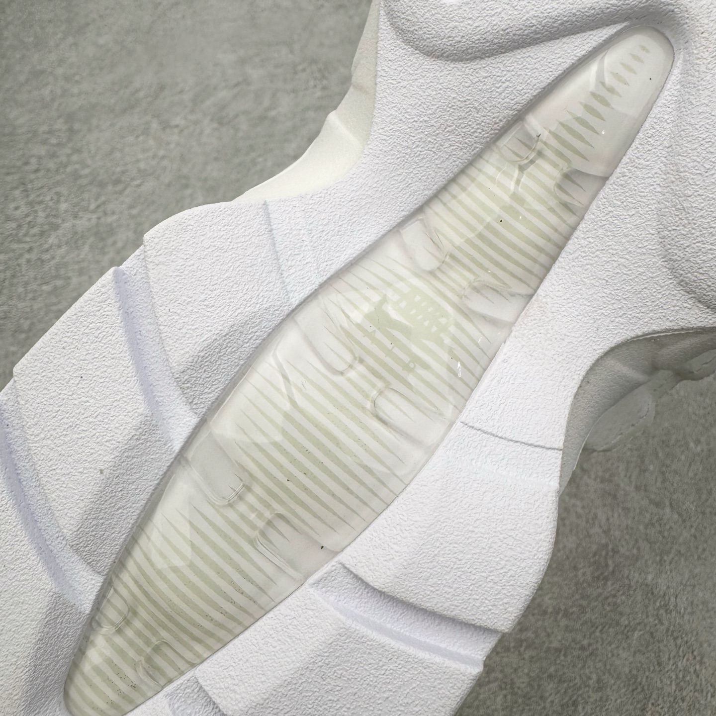 图片[19]-＃KZ神版 NK Air Max 95 Big Bubble OG 时尚舒适耐磨 低帮跑步鞋 男女同款 白色 HM8755-100 亲自操刀耗时半年开发 重金购买全套印尼原厂纸板楦头开发 2025官方主推系列 致敬诞生30周年的传奇鞋型 Air Max 95 系列再度重磅复刻归来 以全新配色续写光辉历史 更以现代手法重塑经典 将复古风格与前沿科技完美融合 一比一鞋头弧度高度鞋身弧度 东莞原厂模具大底 一码一模 原厂高韧性Tpu 独家供应45.5 48.5 原厂特供同批次皮料与Zp零色差 原厂特供内外标均可过绿X扫描认证 独家原装Big Bubble气垫 气垫体积更大 提供更强的缓震性能和回弹性 进口玻璃冲刀皮料裁剪零毛边 电脑针车工艺 鞋面不留荧光细节 平台可冲 超高鞋面清洁度 最高QC检验标准 控制溢胶瑕疵 每一双都是工艺品 实拍调校N版已经零色差零失真 百分百还原实物色彩所见即所得 不存在货不对板色差等低级问题 选购参考实物拍摄 不混卖不参货 只用心做好货严格选品 承诺混一赔十 尺码：40 40.5 41 42 42.5 43 44 44.5 45 45.5 46 47.5 48.5-选品中心