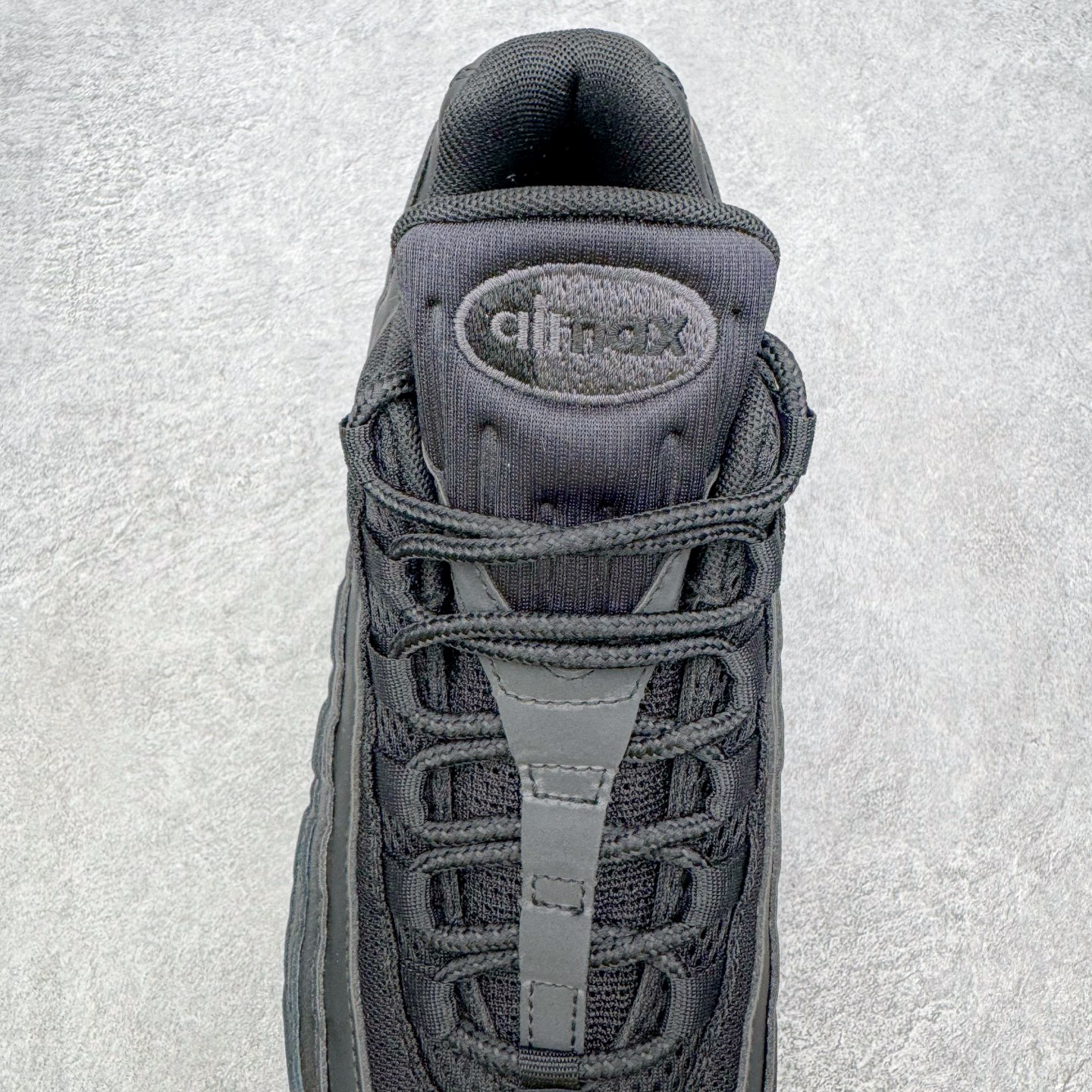 图片[5]-＃KZ神版 NK Air Max 95 Big Bubble OG 时尚舒适耐磨 低帮跑步鞋 男女同款 黑色 HM8755-001 亲自操刀耗时半年开发 重金购买全套印尼原厂纸板楦头开发 2025官方主推系列 致敬诞生30周年的传奇鞋型 Air Max 95 系列再度重磅复刻归来 以全新配色续写光辉历史 更以现代手法重塑经典 将复古风格与前沿科技完美融合 一比一鞋头弧度高度鞋身弧度 东莞原厂模具大底 一码一模 原厂高韧性Tpu 独家供应45.5 48.5 原厂特供同批次皮料与Zp零色差 原厂特供内外标均可过绿X扫描认证 独家原装Big Bubble气垫 气垫体积更大 提供更强的缓震性能和回弹性 进口玻璃冲刀皮料裁剪零毛边 电脑针车工艺 鞋面不留荧光细节 平台可冲 超高鞋面清洁度 最高QC检验标准 控制溢胶瑕疵 每一双都是工艺品 实拍调校N版已经零色差零失真 百分百还原实物色彩所见即所得 不存在货不对板色差等低级问题 选购参考实物拍摄 不混卖不参货 只用心做好货严格选品 承诺混一赔十 尺码：40 40.5 41 42 42.5 43 44 44.5 45 45.5 46 47.5 48.5-选品中心