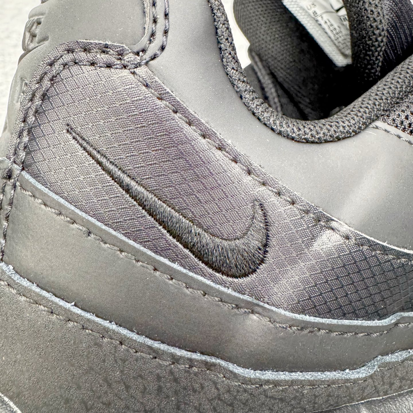 图片[18]-＃KZ神版 NK Air Max 95 Big Bubble OG 时尚舒适耐磨 低帮跑步鞋 男女同款 黑色 HM8755-001 亲自操刀耗时半年开发 重金购买全套印尼原厂纸板楦头开发 2025官方主推系列 致敬诞生30周年的传奇鞋型 Air Max 95 系列再度重磅复刻归来 以全新配色续写光辉历史 更以现代手法重塑经典 将复古风格与前沿科技完美融合 一比一鞋头弧度高度鞋身弧度 东莞原厂模具大底 一码一模 原厂高韧性Tpu 独家供应45.5 48.5 原厂特供同批次皮料与Zp零色差 原厂特供内外标均可过绿X扫描认证 独家原装Big Bubble气垫 气垫体积更大 提供更强的缓震性能和回弹性 进口玻璃冲刀皮料裁剪零毛边 电脑针车工艺 鞋面不留荧光细节 平台可冲 超高鞋面清洁度 最高QC检验标准 控制溢胶瑕疵 每一双都是工艺品 实拍调校N版已经零色差零失真 百分百还原实物色彩所见即所得 不存在货不对板色差等低级问题 选购参考实物拍摄 不混卖不参货 只用心做好货严格选品 承诺混一赔十 尺码：40 40.5 41 42 42.5 43 44 44.5 45 45.5 46 47.5 48.5-选品中心
