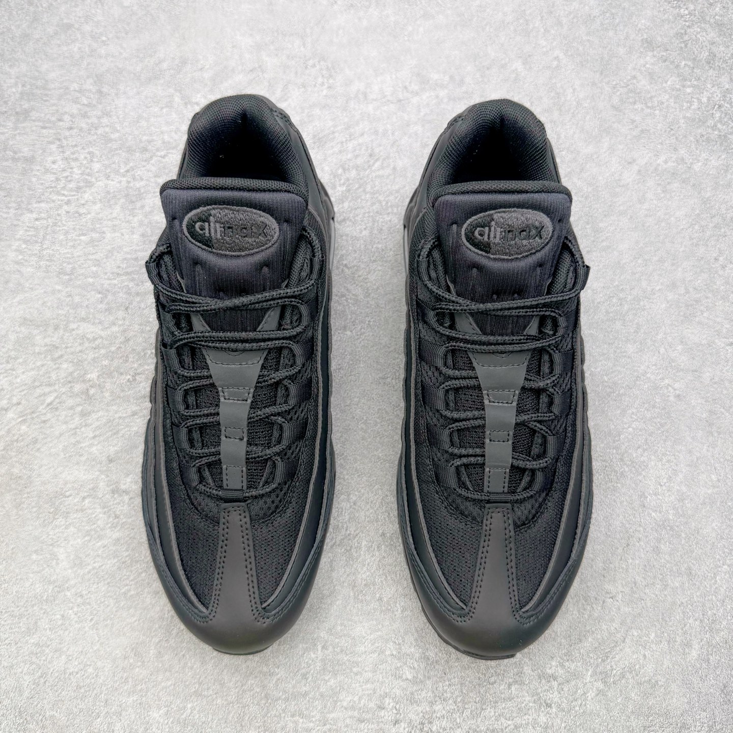图片[2]-＃KZ神版 NK Air Max 95 Big Bubble OG 时尚舒适耐磨 低帮跑步鞋 男女同款 黑色 HM8755-001 亲自操刀耗时半年开发 重金购买全套印尼原厂纸板楦头开发 2025官方主推系列 致敬诞生30周年的传奇鞋型 Air Max 95 系列再度重磅复刻归来 以全新配色续写光辉历史 更以现代手法重塑经典 将复古风格与前沿科技完美融合 一比一鞋头弧度高度鞋身弧度 东莞原厂模具大底 一码一模 原厂高韧性Tpu 独家供应45.5 48.5 原厂特供同批次皮料与Zp零色差 原厂特供内外标均可过绿X扫描认证 独家原装Big Bubble气垫 气垫体积更大 提供更强的缓震性能和回弹性 进口玻璃冲刀皮料裁剪零毛边 电脑针车工艺 鞋面不留荧光细节 平台可冲 超高鞋面清洁度 最高QC检验标准 控制溢胶瑕疵 每一双都是工艺品 实拍调校N版已经零色差零失真 百分百还原实物色彩所见即所得 不存在货不对板色差等低级问题 选购参考实物拍摄 不混卖不参货 只用心做好货严格选品 承诺混一赔十 尺码：40 40.5 41 42 42.5 43 44 44.5 45 45.5 46 47.5 48.5-选品中心