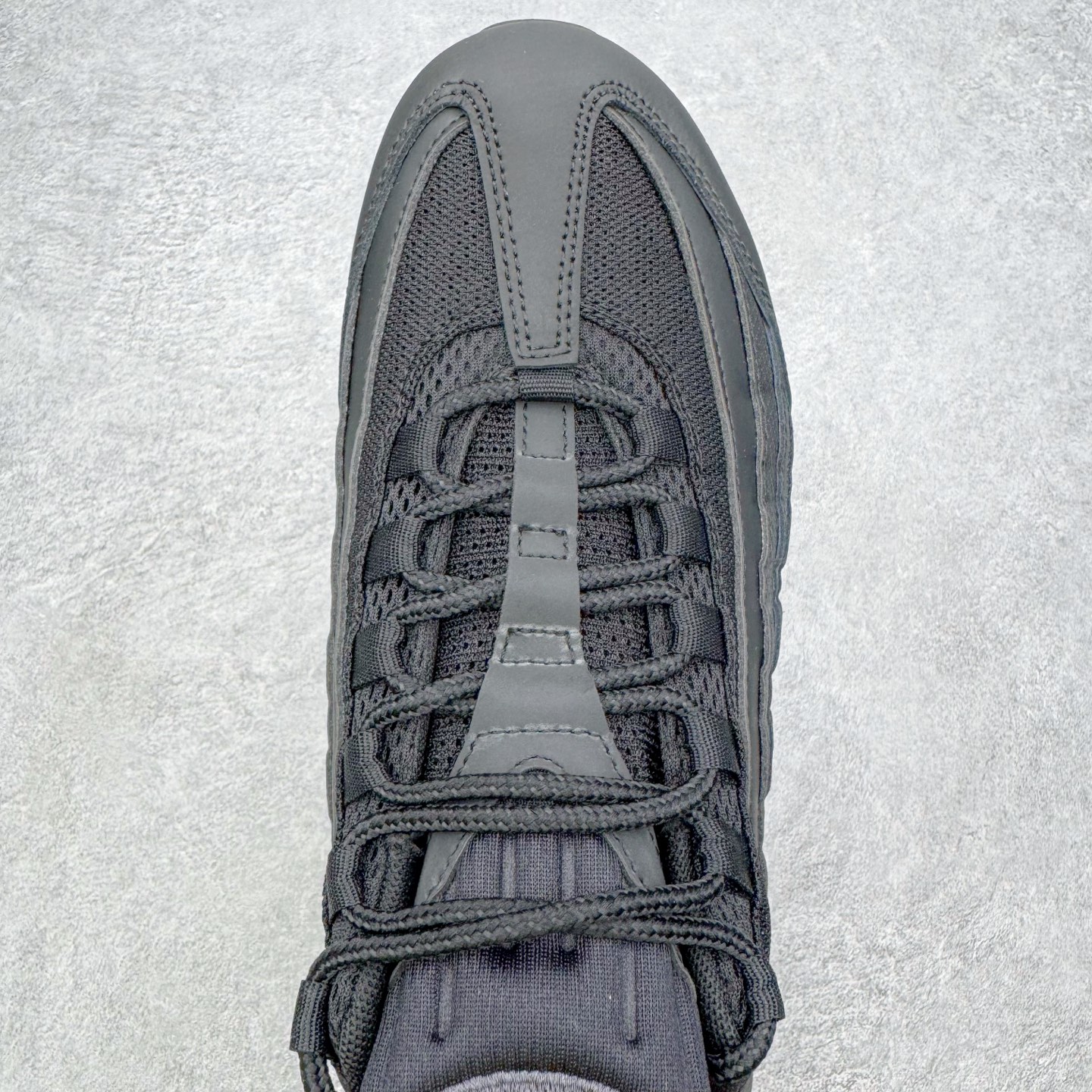图片[4]-＃KZ神版 NK Air Max 95 Big Bubble OG 时尚舒适耐磨 低帮跑步鞋 男女同款 黑色 HM8755-001 亲自操刀耗时半年开发 重金购买全套印尼原厂纸板楦头开发 2025官方主推系列 致敬诞生30周年的传奇鞋型 Air Max 95 系列再度重磅复刻归来 以全新配色续写光辉历史 更以现代手法重塑经典 将复古风格与前沿科技完美融合 一比一鞋头弧度高度鞋身弧度 东莞原厂模具大底 一码一模 原厂高韧性Tpu 独家供应45.5 48.5 原厂特供同批次皮料与Zp零色差 原厂特供内外标均可过绿X扫描认证 独家原装Big Bubble气垫 气垫体积更大 提供更强的缓震性能和回弹性 进口玻璃冲刀皮料裁剪零毛边 电脑针车工艺 鞋面不留荧光细节 平台可冲 超高鞋面清洁度 最高QC检验标准 控制溢胶瑕疵 每一双都是工艺品 实拍调校N版已经零色差零失真 百分百还原实物色彩所见即所得 不存在货不对板色差等低级问题 选购参考实物拍摄 不混卖不参货 只用心做好货严格选品 承诺混一赔十 尺码：40 40.5 41 42 42.5 43 44 44.5 45 45.5 46 47.5 48.5-选品中心