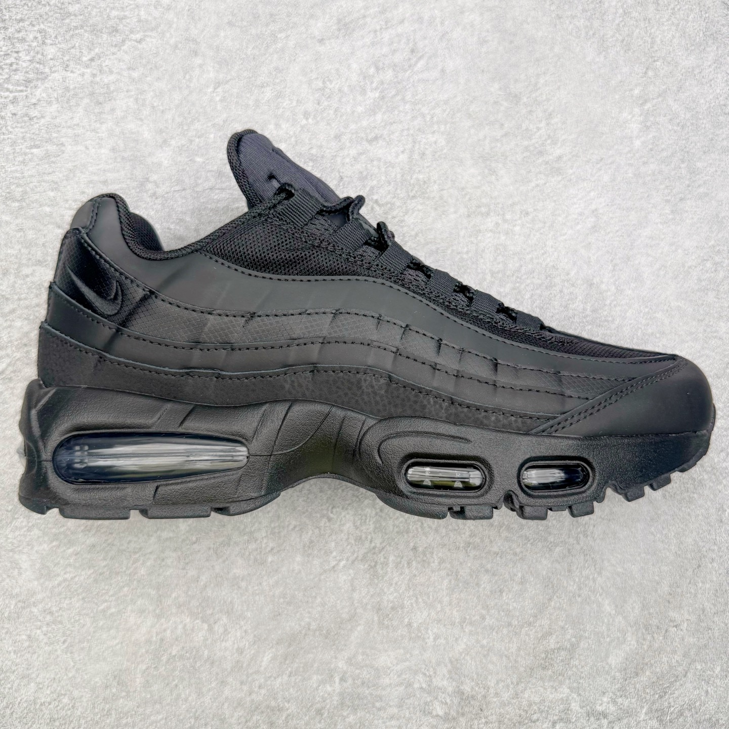 ＃KZ神版 NK Air Max 95 Big Bubble OG 时尚舒适耐磨 低帮跑步鞋 男女同款 黑色 HM8755-001 亲自操刀耗时半年开发 重金购买全套印尼原厂纸板楦头开发 2025官方主推系列 致敬诞生30周年的传奇鞋型 Air Max 95 系列再度重磅复刻归来 以全新配色续写光辉历史 更以现代手法重塑经典 将复古风格与前沿科技完美融合 一比一鞋头弧度高度鞋身弧度 东莞原厂模具大底 一码一模 原厂高韧性Tpu 独家供应45.5 48.5 原厂特供同批次皮料与Zp零色差 原厂特供内外标均可过绿X扫描认证 独家原装Big Bubble气垫 气垫体积更大 提供更强的缓震性能和回弹性 进口玻璃冲刀皮料裁剪零毛边 电脑针车工艺 鞋面不留荧光细节 平台可冲 超高鞋面清洁度 最高QC检验标准 控制溢胶瑕疵 每一双都是工艺品 实拍调校N版已经零色差零失真 百分百还原实物色彩所见即所得 不存在货不对板色差等低级问题 选购参考实物拍摄 不混卖不参货 只用心做好货严格选品 承诺混一赔十 尺码：40 40.5 41 42 42.5 43 44 44.5 45 45.5 46 47.5 48.5-选品中心