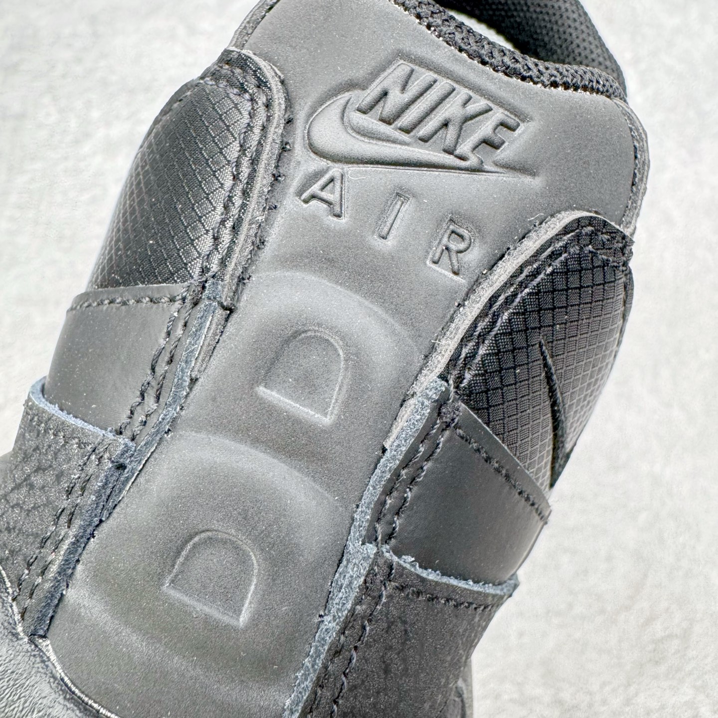图片[12]-＃KZ神版 NK Air Max 95 Big Bubble OG 时尚舒适耐磨 低帮跑步鞋 男女同款 黑色 HM8755-001 亲自操刀耗时半年开发 重金购买全套印尼原厂纸板楦头开发 2025官方主推系列 致敬诞生30周年的传奇鞋型 Air Max 95 系列再度重磅复刻归来 以全新配色续写光辉历史 更以现代手法重塑经典 将复古风格与前沿科技完美融合 一比一鞋头弧度高度鞋身弧度 东莞原厂模具大底 一码一模 原厂高韧性Tpu 独家供应45.5 48.5 原厂特供同批次皮料与Zp零色差 原厂特供内外标均可过绿X扫描认证 独家原装Big Bubble气垫 气垫体积更大 提供更强的缓震性能和回弹性 进口玻璃冲刀皮料裁剪零毛边 电脑针车工艺 鞋面不留荧光细节 平台可冲 超高鞋面清洁度 最高QC检验标准 控制溢胶瑕疵 每一双都是工艺品 实拍调校N版已经零色差零失真 百分百还原实物色彩所见即所得 不存在货不对板色差等低级问题 选购参考实物拍摄 不混卖不参货 只用心做好货严格选品 承诺混一赔十 尺码：40 40.5 41 42 42.5 43 44 44.5 45 45.5 46 47.5 48.5-选品中心