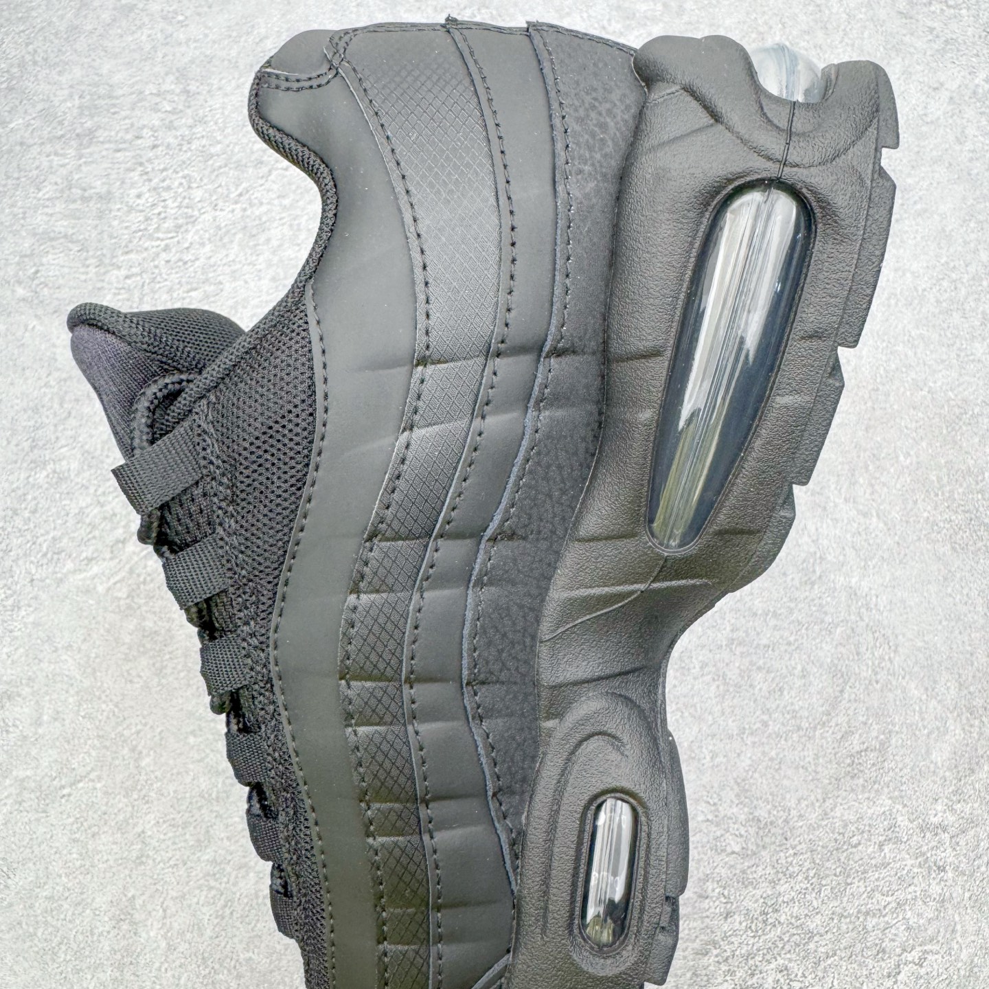 图片[7]-＃KZ神版 NK Air Max 95 Big Bubble OG 时尚舒适耐磨 低帮跑步鞋 男女同款 黑色 HM8755-001 亲自操刀耗时半年开发 重金购买全套印尼原厂纸板楦头开发 2025官方主推系列 致敬诞生30周年的传奇鞋型 Air Max 95 系列再度重磅复刻归来 以全新配色续写光辉历史 更以现代手法重塑经典 将复古风格与前沿科技完美融合 一比一鞋头弧度高度鞋身弧度 东莞原厂模具大底 一码一模 原厂高韧性Tpu 独家供应45.5 48.5 原厂特供同批次皮料与Zp零色差 原厂特供内外标均可过绿X扫描认证 独家原装Big Bubble气垫 气垫体积更大 提供更强的缓震性能和回弹性 进口玻璃冲刀皮料裁剪零毛边 电脑针车工艺 鞋面不留荧光细节 平台可冲 超高鞋面清洁度 最高QC检验标准 控制溢胶瑕疵 每一双都是工艺品 实拍调校N版已经零色差零失真 百分百还原实物色彩所见即所得 不存在货不对板色差等低级问题 选购参考实物拍摄 不混卖不参货 只用心做好货严格选品 承诺混一赔十 尺码：40 40.5 41 42 42.5 43 44 44.5 45 45.5 46 47.5 48.5-选品中心