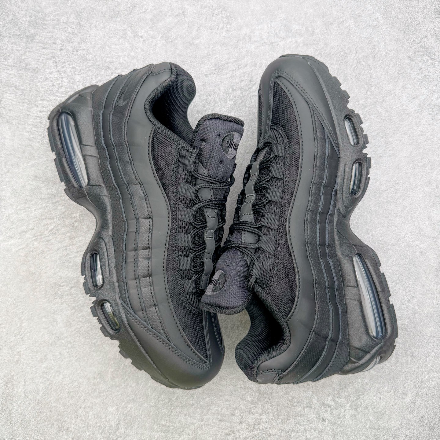 图片[3]-＃KZ神版 NK Air Max 95 Big Bubble OG 时尚舒适耐磨 低帮跑步鞋 男女同款 黑色 HM8755-001 亲自操刀耗时半年开发 重金购买全套印尼原厂纸板楦头开发 2025官方主推系列 致敬诞生30周年的传奇鞋型 Air Max 95 系列再度重磅复刻归来 以全新配色续写光辉历史 更以现代手法重塑经典 将复古风格与前沿科技完美融合 一比一鞋头弧度高度鞋身弧度 东莞原厂模具大底 一码一模 原厂高韧性Tpu 独家供应45.5 48.5 原厂特供同批次皮料与Zp零色差 原厂特供内外标均可过绿X扫描认证 独家原装Big Bubble气垫 气垫体积更大 提供更强的缓震性能和回弹性 进口玻璃冲刀皮料裁剪零毛边 电脑针车工艺 鞋面不留荧光细节 平台可冲 超高鞋面清洁度 最高QC检验标准 控制溢胶瑕疵 每一双都是工艺品 实拍调校N版已经零色差零失真 百分百还原实物色彩所见即所得 不存在货不对板色差等低级问题 选购参考实物拍摄 不混卖不参货 只用心做好货严格选品 承诺混一赔十 尺码：40 40.5 41 42 42.5 43 44 44.5 45 45.5 46 47.5 48.5-选品中心