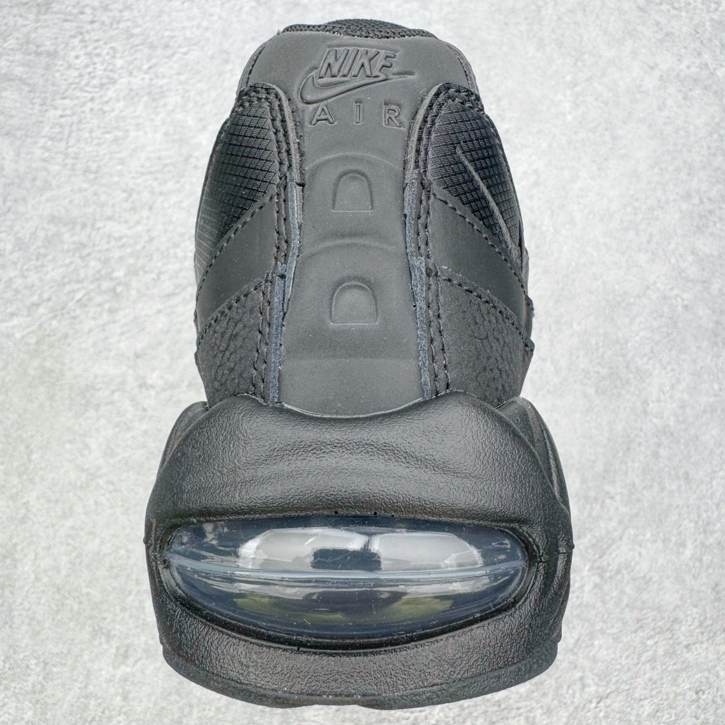 图片[8]-＃KZ神版 NK Air Max 95 Big Bubble OG 时尚舒适耐磨 低帮跑步鞋 男女同款 黑色 HM8755-001 亲自操刀耗时半年开发 重金购买全套印尼原厂纸板楦头开发 2025官方主推系列 致敬诞生30周年的传奇鞋型 Air Max 95 系列再度重磅复刻归来 以全新配色续写光辉历史 更以现代手法重塑经典 将复古风格与前沿科技完美融合 一比一鞋头弧度高度鞋身弧度 东莞原厂模具大底 一码一模 原厂高韧性Tpu 独家供应45.5 48.5 原厂特供同批次皮料与Zp零色差 原厂特供内外标均可过绿X扫描认证 独家原装Big Bubble气垫 气垫体积更大 提供更强的缓震性能和回弹性 进口玻璃冲刀皮料裁剪零毛边 电脑针车工艺 鞋面不留荧光细节 平台可冲 超高鞋面清洁度 最高QC检验标准 控制溢胶瑕疵 每一双都是工艺品 实拍调校N版已经零色差零失真 百分百还原实物色彩所见即所得 不存在货不对板色差等低级问题 选购参考实物拍摄 不混卖不参货 只用心做好货严格选品 承诺混一赔十 尺码：40 40.5 41 42 42.5 43 44 44.5 45 45.5 46 47.5 48.5-选品中心