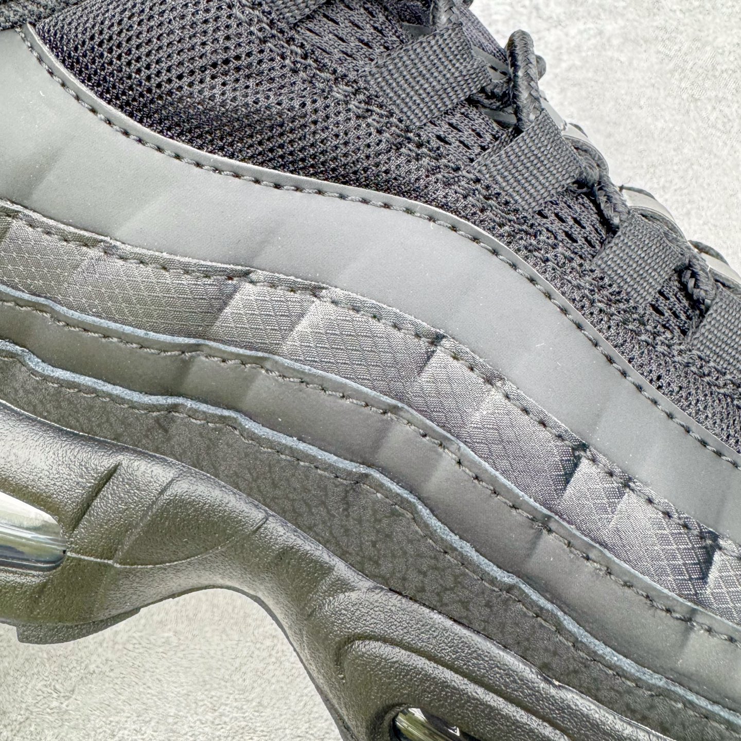 图片[17]-＃KZ神版 NK Air Max 95 Big Bubble OG 时尚舒适耐磨 低帮跑步鞋 男女同款 黑色 HM8755-001 亲自操刀耗时半年开发 重金购买全套印尼原厂纸板楦头开发 2025官方主推系列 致敬诞生30周年的传奇鞋型 Air Max 95 系列再度重磅复刻归来 以全新配色续写光辉历史 更以现代手法重塑经典 将复古风格与前沿科技完美融合 一比一鞋头弧度高度鞋身弧度 东莞原厂模具大底 一码一模 原厂高韧性Tpu 独家供应45.5 48.5 原厂特供同批次皮料与Zp零色差 原厂特供内外标均可过绿X扫描认证 独家原装Big Bubble气垫 气垫体积更大 提供更强的缓震性能和回弹性 进口玻璃冲刀皮料裁剪零毛边 电脑针车工艺 鞋面不留荧光细节 平台可冲 超高鞋面清洁度 最高QC检验标准 控制溢胶瑕疵 每一双都是工艺品 实拍调校N版已经零色差零失真 百分百还原实物色彩所见即所得 不存在货不对板色差等低级问题 选购参考实物拍摄 不混卖不参货 只用心做好货严格选品 承诺混一赔十 尺码：40 40.5 41 42 42.5 43 44 44.5 45 45.5 46 47.5 48.5-选品中心