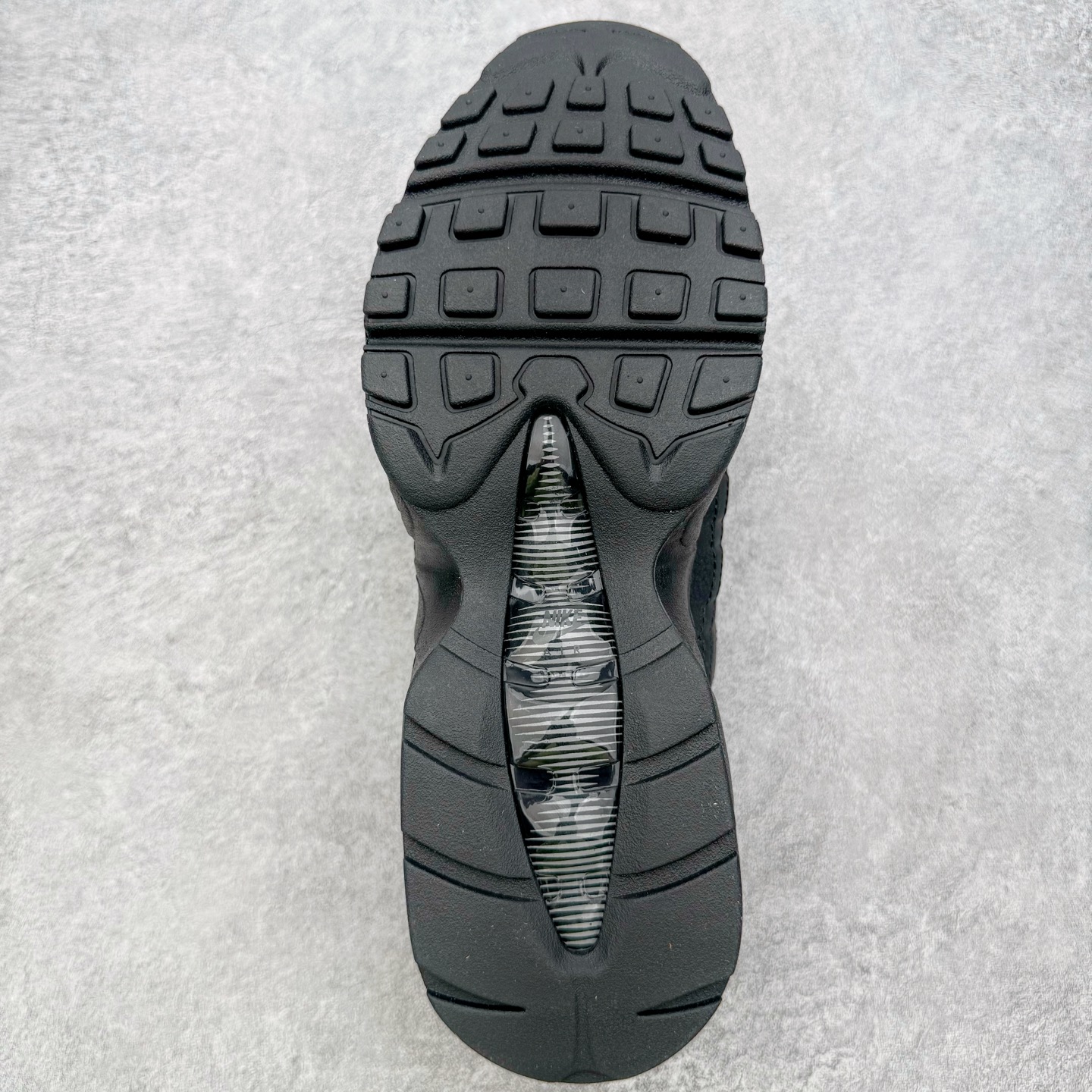 图片[9]-＃KZ神版 NK Air Max 95 Big Bubble OG 时尚舒适耐磨 低帮跑步鞋 男女同款 黑色 HM8755-001 亲自操刀耗时半年开发 重金购买全套印尼原厂纸板楦头开发 2025官方主推系列 致敬诞生30周年的传奇鞋型 Air Max 95 系列再度重磅复刻归来 以全新配色续写光辉历史 更以现代手法重塑经典 将复古风格与前沿科技完美融合 一比一鞋头弧度高度鞋身弧度 东莞原厂模具大底 一码一模 原厂高韧性Tpu 独家供应45.5 48.5 原厂特供同批次皮料与Zp零色差 原厂特供内外标均可过绿X扫描认证 独家原装Big Bubble气垫 气垫体积更大 提供更强的缓震性能和回弹性 进口玻璃冲刀皮料裁剪零毛边 电脑针车工艺 鞋面不留荧光细节 平台可冲 超高鞋面清洁度 最高QC检验标准 控制溢胶瑕疵 每一双都是工艺品 实拍调校N版已经零色差零失真 百分百还原实物色彩所见即所得 不存在货不对板色差等低级问题 选购参考实物拍摄 不混卖不参货 只用心做好货严格选品 承诺混一赔十 尺码：40 40.5 41 42 42.5 43 44 44.5 45 45.5 46 47.5 48.5-选品中心