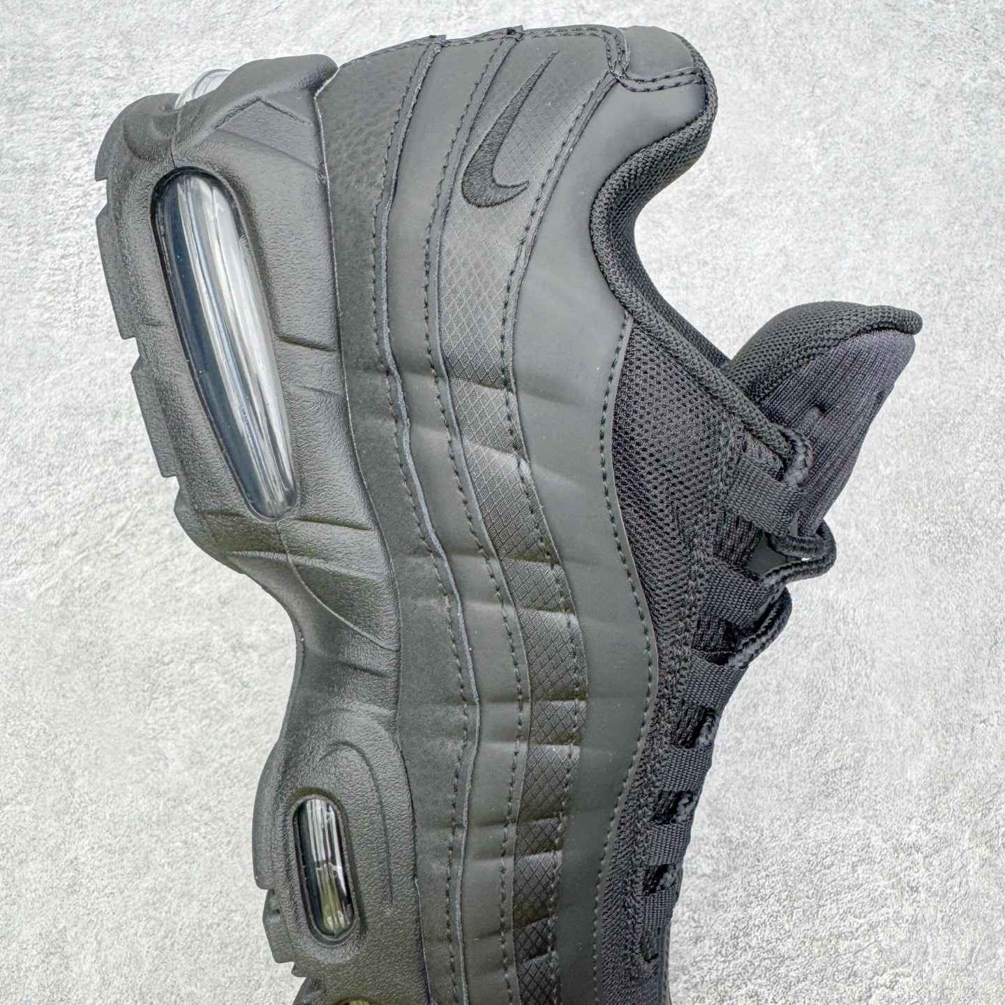 图片[6]-＃KZ神版 NK Air Max 95 Big Bubble OG 时尚舒适耐磨 低帮跑步鞋 男女同款 黑色 HM8755-001 亲自操刀耗时半年开发 重金购买全套印尼原厂纸板楦头开发 2025官方主推系列 致敬诞生30周年的传奇鞋型 Air Max 95 系列再度重磅复刻归来 以全新配色续写光辉历史 更以现代手法重塑经典 将复古风格与前沿科技完美融合 一比一鞋头弧度高度鞋身弧度 东莞原厂模具大底 一码一模 原厂高韧性Tpu 独家供应45.5 48.5 原厂特供同批次皮料与Zp零色差 原厂特供内外标均可过绿X扫描认证 独家原装Big Bubble气垫 气垫体积更大 提供更强的缓震性能和回弹性 进口玻璃冲刀皮料裁剪零毛边 电脑针车工艺 鞋面不留荧光细节 平台可冲 超高鞋面清洁度 最高QC检验标准 控制溢胶瑕疵 每一双都是工艺品 实拍调校N版已经零色差零失真 百分百还原实物色彩所见即所得 不存在货不对板色差等低级问题 选购参考实物拍摄 不混卖不参货 只用心做好货严格选品 承诺混一赔十 尺码：40 40.5 41 42 42.5 43 44 44.5 45 45.5 46 47.5 48.5-选品中心