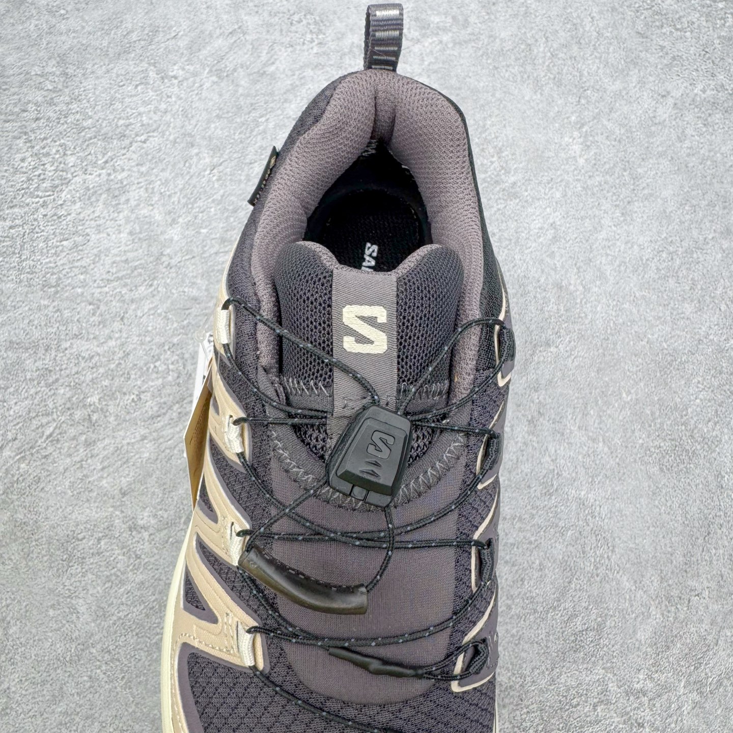 图片[5]-SALOMON萨洛蒙 XA Pro 3D V9 织物 GTX 舒适百搭减震防水透气支撑低帮徒步鞋 SALOMON诞生于1947年的法国阿尔卑斯山区，全球知名的户外运动品牌。一直致力于推动滑雪、越野跑等山地运动的发展及产品的进步。其产品设计致力于追求创新和发掘产品的性能极限，帮助喜欢自由的人在山地间不断挑战自我。实拍调校N版已经零色差零失真 百分百还原实物色彩所见即所得 不存在货不对板色差等低级问题 选购参考实物拍摄 不混卖不参货 只用心做好货严格选品 承诺混一赔十 尺码：36 36.5 37.5 38 38.5 39 40 40.5 41 42 42.5 43 44 44.5 45 46-选品中心