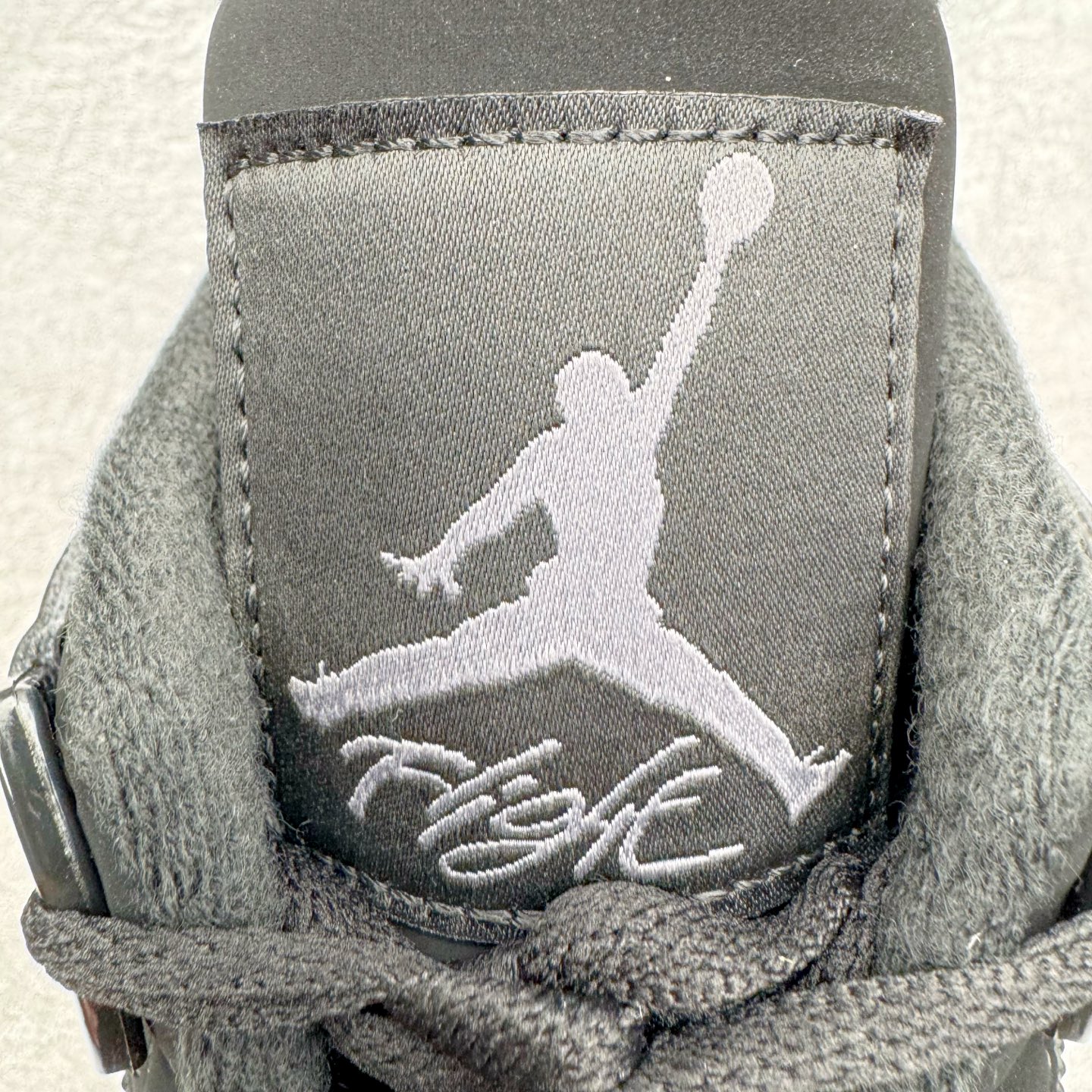 图片[15]-＃KZ神版福利回馈 Air Jordan AJ4 Retro 黑猫 CU1110-010 独家外贸特供尺码含 45.5 49.5 50.5 国内外口碑最好最推荐的产品 市场中端王者 亲自操刀耗时半年巨作 全套原纸板楦头开发 确保原汁原味 完美呈现四代版型 一比一鞋头弧度高度鞋身弧度 此版本只针对中端市场 皮料材质有所更替 其他数据细节工艺流程均保持一致 绝不口嗨 细节品控鞋型随意秒杀市面3XX 4XX 原厂TPU网格鞋带扣 正确内里网布 菱角分明不变形无多余毛边 柔软性质感一致于原鞋 市场唯一原厂鞋扣模具 背面可见隐藏注塑口 原厂织唛标 原厂飞人电绣工艺 尾指中部跳三针 独家绑鞋带手法 印刷中底布 四线拉帮 米色美纹纸贴合固定 进口港宝加持 后跟自然饱满 全鞋荧光划线卡点 追求极致完美 每一双都是工艺品 多重QC质检 超越公司货的品控标准 实实在在的免检产品 尺码：40 40.5 41 42 42.5 43 44 44.5 45 45.5 46 47.5 48.5 49.5 50.5-选品中心