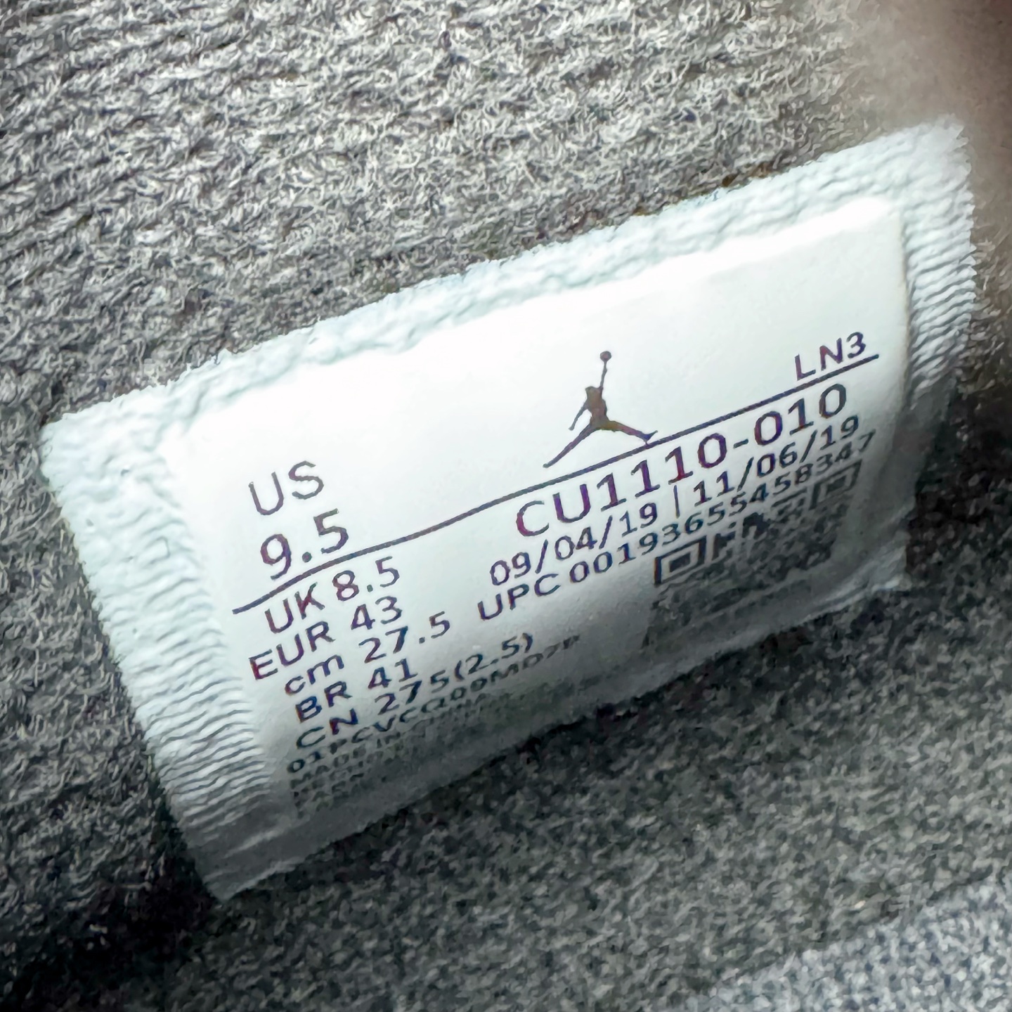 图片[13]-＃KZ神版福利回馈 Air Jordan AJ4 Retro 黑猫 CU1110-010 独家外贸特供尺码含 45.5 49.5 50.5 国内外口碑最好最推荐的产品 市场中端王者 亲自操刀耗时半年巨作 全套原纸板楦头开发 确保原汁原味 完美呈现四代版型 一比一鞋头弧度高度鞋身弧度 此版本只针对中端市场 皮料材质有所更替 其他数据细节工艺流程均保持一致 绝不口嗨 细节品控鞋型随意秒杀市面3XX 4XX 原厂TPU网格鞋带扣 正确内里网布 菱角分明不变形无多余毛边 柔软性质感一致于原鞋 市场唯一原厂鞋扣模具 背面可见隐藏注塑口 原厂织唛标 原厂飞人电绣工艺 尾指中部跳三针 独家绑鞋带手法 印刷中底布 四线拉帮 米色美纹纸贴合固定 进口港宝加持 后跟自然饱满 全鞋荧光划线卡点 追求极致完美 每一双都是工艺品 多重QC质检 超越公司货的品控标准 实实在在的免检产品 尺码：40 40.5 41 42 42.5 43 44 44.5 45 45.5 46 47.5 48.5 49.5 50.5-选品中心