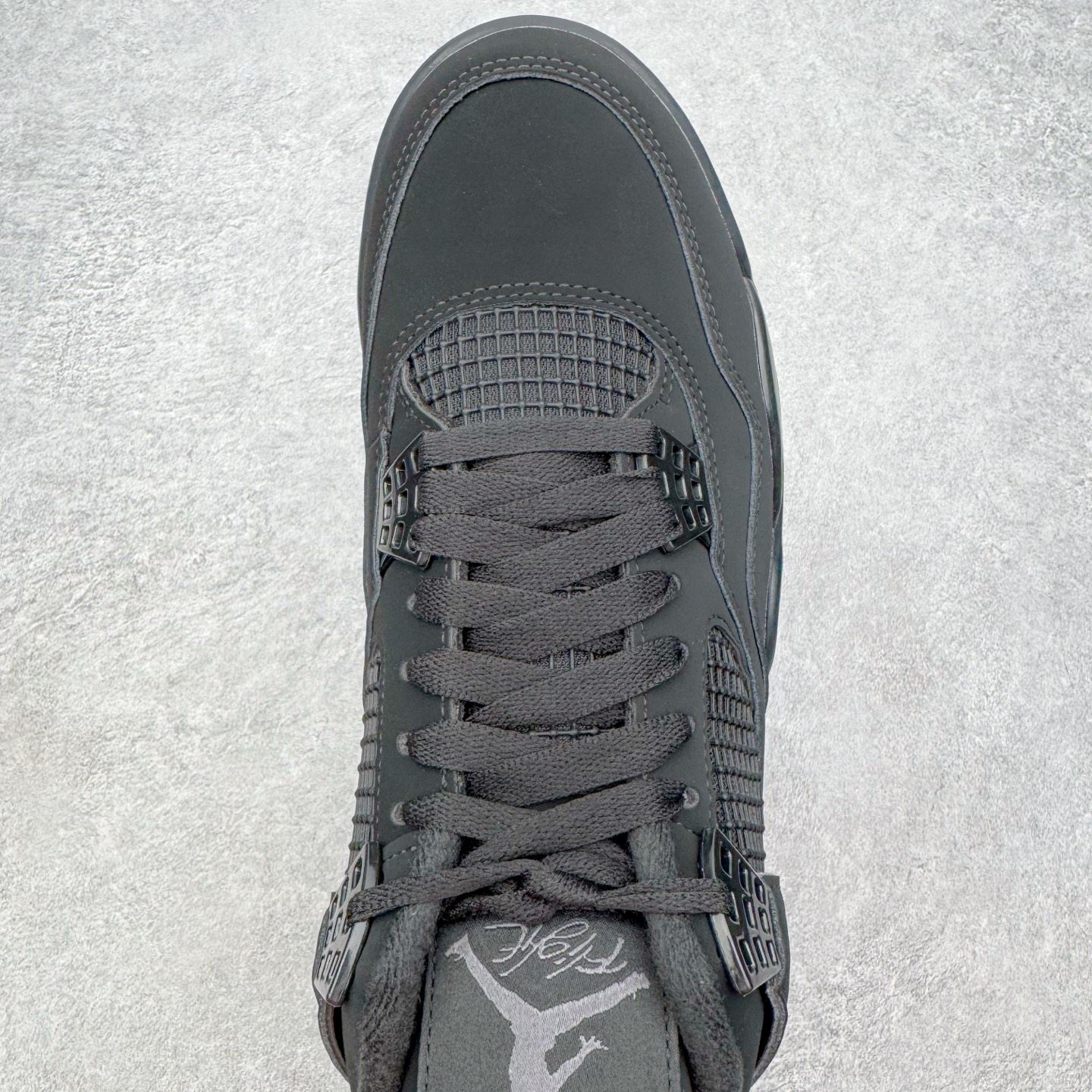 图片[4]-＃KZ神版福利回馈 Air Jordan AJ4 Retro 黑猫 CU1110-010 独家外贸特供尺码含 45.5 49.5 50.5 国内外口碑最好最推荐的产品 市场中端王者 亲自操刀耗时半年巨作 全套原纸板楦头开发 确保原汁原味 完美呈现四代版型 一比一鞋头弧度高度鞋身弧度 此版本只针对中端市场 皮料材质有所更替 其他数据细节工艺流程均保持一致 绝不口嗨 细节品控鞋型随意秒杀市面3XX 4XX 原厂TPU网格鞋带扣 正确内里网布 菱角分明不变形无多余毛边 柔软性质感一致于原鞋 市场唯一原厂鞋扣模具 背面可见隐藏注塑口 原厂织唛标 原厂飞人电绣工艺 尾指中部跳三针 独家绑鞋带手法 印刷中底布 四线拉帮 米色美纹纸贴合固定 进口港宝加持 后跟自然饱满 全鞋荧光划线卡点 追求极致完美 每一双都是工艺品 多重QC质检 超越公司货的品控标准 实实在在的免检产品 尺码：40 40.5 41 42 42.5 43 44 44.5 45 45.5 46 47.5 48.5 49.5 50.5-选品中心