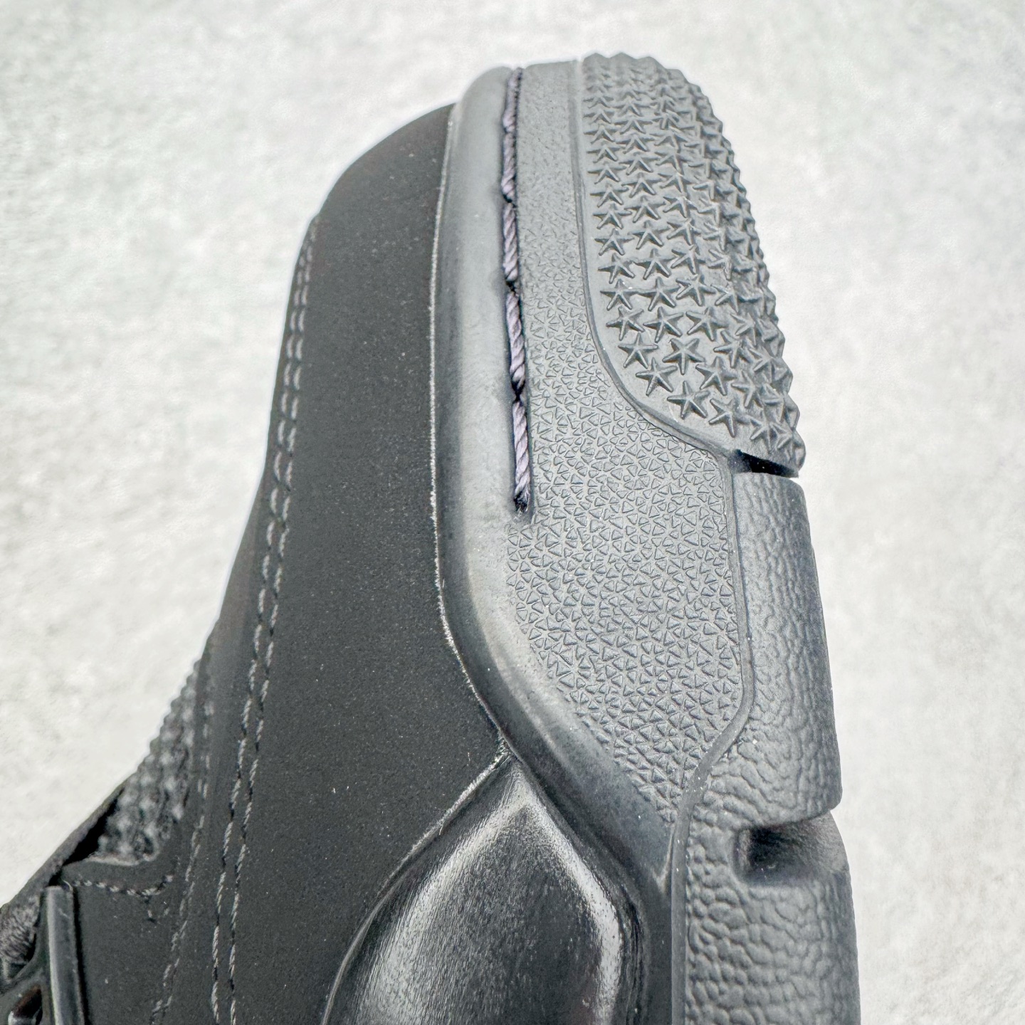 图片[14]-＃KZ神版福利回馈 Air Jordan AJ4 Retro 黑猫 CU1110-010 独家外贸特供尺码含 45.5 49.5 50.5 国内外口碑最好最推荐的产品 市场中端王者 亲自操刀耗时半年巨作 全套原纸板楦头开发 确保原汁原味 完美呈现四代版型 一比一鞋头弧度高度鞋身弧度 此版本只针对中端市场 皮料材质有所更替 其他数据细节工艺流程均保持一致 绝不口嗨 细节品控鞋型随意秒杀市面3XX 4XX 原厂TPU网格鞋带扣 正确内里网布 菱角分明不变形无多余毛边 柔软性质感一致于原鞋 市场唯一原厂鞋扣模具 背面可见隐藏注塑口 原厂织唛标 原厂飞人电绣工艺 尾指中部跳三针 独家绑鞋带手法 印刷中底布 四线拉帮 米色美纹纸贴合固定 进口港宝加持 后跟自然饱满 全鞋荧光划线卡点 追求极致完美 每一双都是工艺品 多重QC质检 超越公司货的品控标准 实实在在的免检产品 尺码：40 40.5 41 42 42.5 43 44 44.5 45 45.5 46 47.5 48.5 49.5 50.5-选品中心