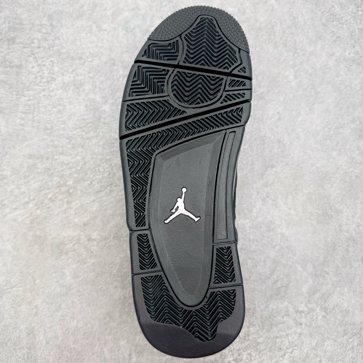 图片[9]-＃KZ神版福利回馈 Air Jordan AJ4 Retro 黑猫 CU1110-010 独家外贸特供尺码含 45.5 49.5 50.5 国内外口碑最好最推荐的产品 市场中端王者 亲自操刀耗时半年巨作 全套原纸板楦头开发 确保原汁原味 完美呈现四代版型 一比一鞋头弧度高度鞋身弧度 此版本只针对中端市场 皮料材质有所更替 其他数据细节工艺流程均保持一致 绝不口嗨 细节品控鞋型随意秒杀市面3XX 4XX 原厂TPU网格鞋带扣 正确内里网布 菱角分明不变形无多余毛边 柔软性质感一致于原鞋 市场唯一原厂鞋扣模具 背面可见隐藏注塑口 原厂织唛标 原厂飞人电绣工艺 尾指中部跳三针 独家绑鞋带手法 印刷中底布 四线拉帮 米色美纹纸贴合固定 进口港宝加持 后跟自然饱满 全鞋荧光划线卡点 追求极致完美 每一双都是工艺品 多重QC质检 超越公司货的品控标准 实实在在的免检产品 尺码：40 40.5 41 42 42.5 43 44 44.5 45 45.5 46 47.5 48.5 49.5 50.5-选品中心