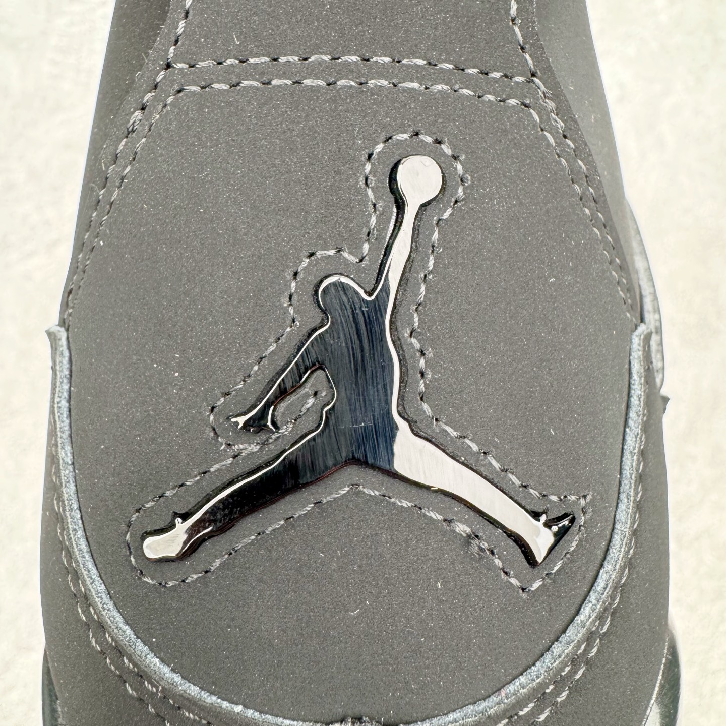 图片[23]-＃KZ神版福利回馈 Air Jordan AJ4 Retro 黑猫 CU1110-010 独家外贸特供尺码含 45.5 49.5 50.5 国内外口碑最好最推荐的产品 市场中端王者 亲自操刀耗时半年巨作 全套原纸板楦头开发 确保原汁原味 完美呈现四代版型 一比一鞋头弧度高度鞋身弧度 此版本只针对中端市场 皮料材质有所更替 其他数据细节工艺流程均保持一致 绝不口嗨 细节品控鞋型随意秒杀市面3XX 4XX 原厂TPU网格鞋带扣 正确内里网布 菱角分明不变形无多余毛边 柔软性质感一致于原鞋 市场唯一原厂鞋扣模具 背面可见隐藏注塑口 原厂织唛标 原厂飞人电绣工艺 尾指中部跳三针 独家绑鞋带手法 印刷中底布 四线拉帮 米色美纹纸贴合固定 进口港宝加持 后跟自然饱满 全鞋荧光划线卡点 追求极致完美 每一双都是工艺品 多重QC质检 超越公司货的品控标准 实实在在的免检产品 尺码：40 40.5 41 42 42.5 43 44 44.5 45 45.5 46 47.5 48.5 49.5 50.5-选品中心