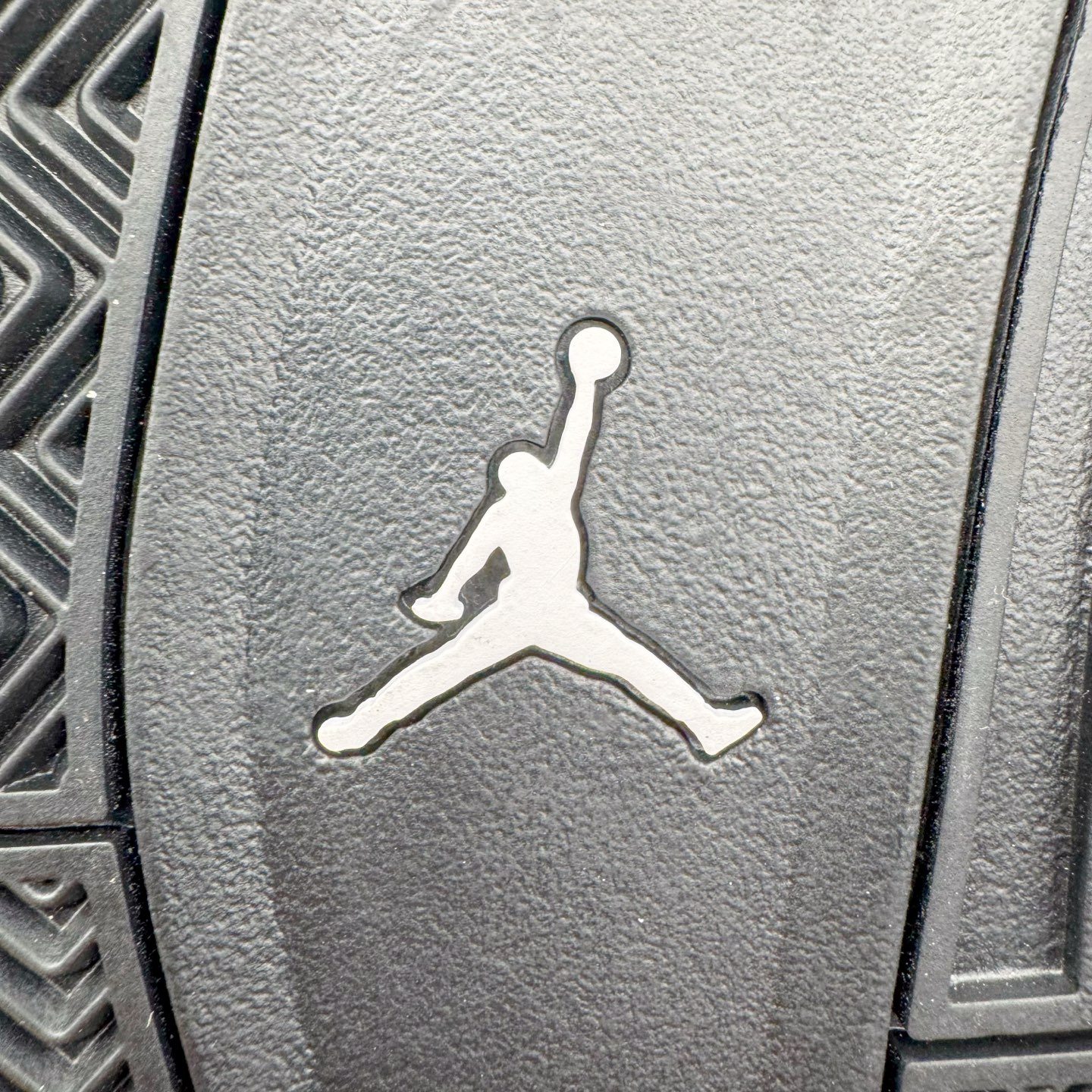 图片[22]-＃KZ神版福利回馈 Air Jordan AJ4 Retro 黑猫 CU1110-010 独家外贸特供尺码含 45.5 49.5 50.5 国内外口碑最好最推荐的产品 市场中端王者 亲自操刀耗时半年巨作 全套原纸板楦头开发 确保原汁原味 完美呈现四代版型 一比一鞋头弧度高度鞋身弧度 此版本只针对中端市场 皮料材质有所更替 其他数据细节工艺流程均保持一致 绝不口嗨 细节品控鞋型随意秒杀市面3XX 4XX 原厂TPU网格鞋带扣 正确内里网布 菱角分明不变形无多余毛边 柔软性质感一致于原鞋 市场唯一原厂鞋扣模具 背面可见隐藏注塑口 原厂织唛标 原厂飞人电绣工艺 尾指中部跳三针 独家绑鞋带手法 印刷中底布 四线拉帮 米色美纹纸贴合固定 进口港宝加持 后跟自然饱满 全鞋荧光划线卡点 追求极致完美 每一双都是工艺品 多重QC质检 超越公司货的品控标准 实实在在的免检产品 尺码：40 40.5 41 42 42.5 43 44 44.5 45 45.5 46 47.5 48.5 49.5 50.5-选品中心