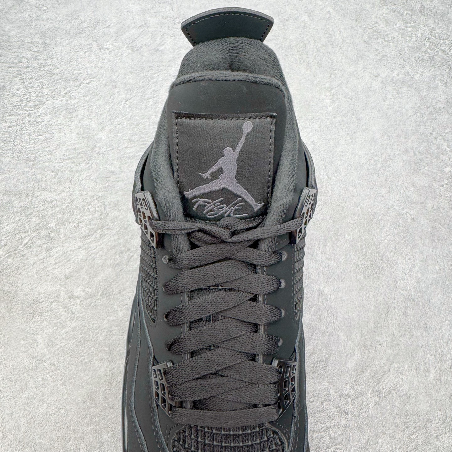 图片[5]-＃KZ神版福利回馈 Air Jordan AJ4 Retro 黑猫 CU1110-010 独家外贸特供尺码含 45.5 49.5 50.5 国内外口碑最好最推荐的产品 市场中端王者 亲自操刀耗时半年巨作 全套原纸板楦头开发 确保原汁原味 完美呈现四代版型 一比一鞋头弧度高度鞋身弧度 此版本只针对中端市场 皮料材质有所更替 其他数据细节工艺流程均保持一致 绝不口嗨 细节品控鞋型随意秒杀市面3XX 4XX 原厂TPU网格鞋带扣 正确内里网布 菱角分明不变形无多余毛边 柔软性质感一致于原鞋 市场唯一原厂鞋扣模具 背面可见隐藏注塑口 原厂织唛标 原厂飞人电绣工艺 尾指中部跳三针 独家绑鞋带手法 印刷中底布 四线拉帮 米色美纹纸贴合固定 进口港宝加持 后跟自然饱满 全鞋荧光划线卡点 追求极致完美 每一双都是工艺品 多重QC质检 超越公司货的品控标准 实实在在的免检产品 尺码：40 40.5 41 42 42.5 43 44 44.5 45 45.5 46 47.5 48.5 49.5 50.5-选品中心