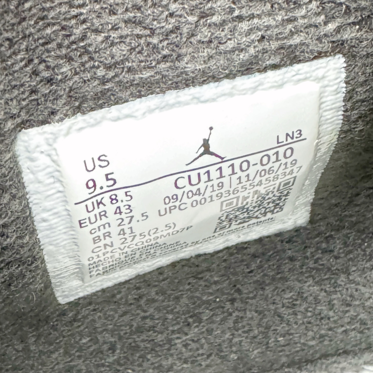 图片[10]-＃KZ神版福利回馈 Air Jordan AJ4 Retro 黑猫 CU1110-010 独家外贸特供尺码含 45.5 49.5 50.5 国内外口碑最好最推荐的产品 市场中端王者 亲自操刀耗时半年巨作 全套原纸板楦头开发 确保原汁原味 完美呈现四代版型 一比一鞋头弧度高度鞋身弧度 此版本只针对中端市场 皮料材质有所更替 其他数据细节工艺流程均保持一致 绝不口嗨 细节品控鞋型随意秒杀市面3XX 4XX 原厂TPU网格鞋带扣 正确内里网布 菱角分明不变形无多余毛边 柔软性质感一致于原鞋 市场唯一原厂鞋扣模具 背面可见隐藏注塑口 原厂织唛标 原厂飞人电绣工艺 尾指中部跳三针 独家绑鞋带手法 印刷中底布 四线拉帮 米色美纹纸贴合固定 进口港宝加持 后跟自然饱满 全鞋荧光划线卡点 追求极致完美 每一双都是工艺品 多重QC质检 超越公司货的品控标准 实实在在的免检产品 尺码：40 40.5 41 42 42.5 43 44 44.5 45 45.5 46 47.5 48.5 49.5 50.5-选品中心