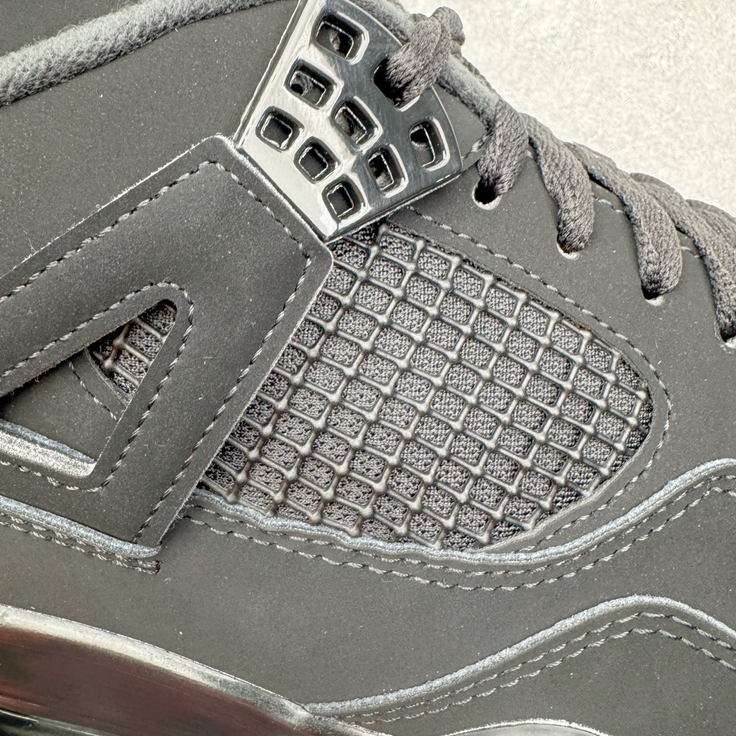 图片[19]-＃KZ神版福利回馈 Air Jordan AJ4 Retro 黑猫 CU1110-010 独家外贸特供尺码含 45.5 49.5 50.5 国内外口碑最好最推荐的产品 市场中端王者 亲自操刀耗时半年巨作 全套原纸板楦头开发 确保原汁原味 完美呈现四代版型 一比一鞋头弧度高度鞋身弧度 此版本只针对中端市场 皮料材质有所更替 其他数据细节工艺流程均保持一致 绝不口嗨 细节品控鞋型随意秒杀市面3XX 4XX 原厂TPU网格鞋带扣 正确内里网布 菱角分明不变形无多余毛边 柔软性质感一致于原鞋 市场唯一原厂鞋扣模具 背面可见隐藏注塑口 原厂织唛标 原厂飞人电绣工艺 尾指中部跳三针 独家绑鞋带手法 印刷中底布 四线拉帮 米色美纹纸贴合固定 进口港宝加持 后跟自然饱满 全鞋荧光划线卡点 追求极致完美 每一双都是工艺品 多重QC质检 超越公司货的品控标准 实实在在的免检产品 尺码：40 40.5 41 42 42.5 43 44 44.5 45 45.5 46 47.5 48.5 49.5 50.5-选品中心