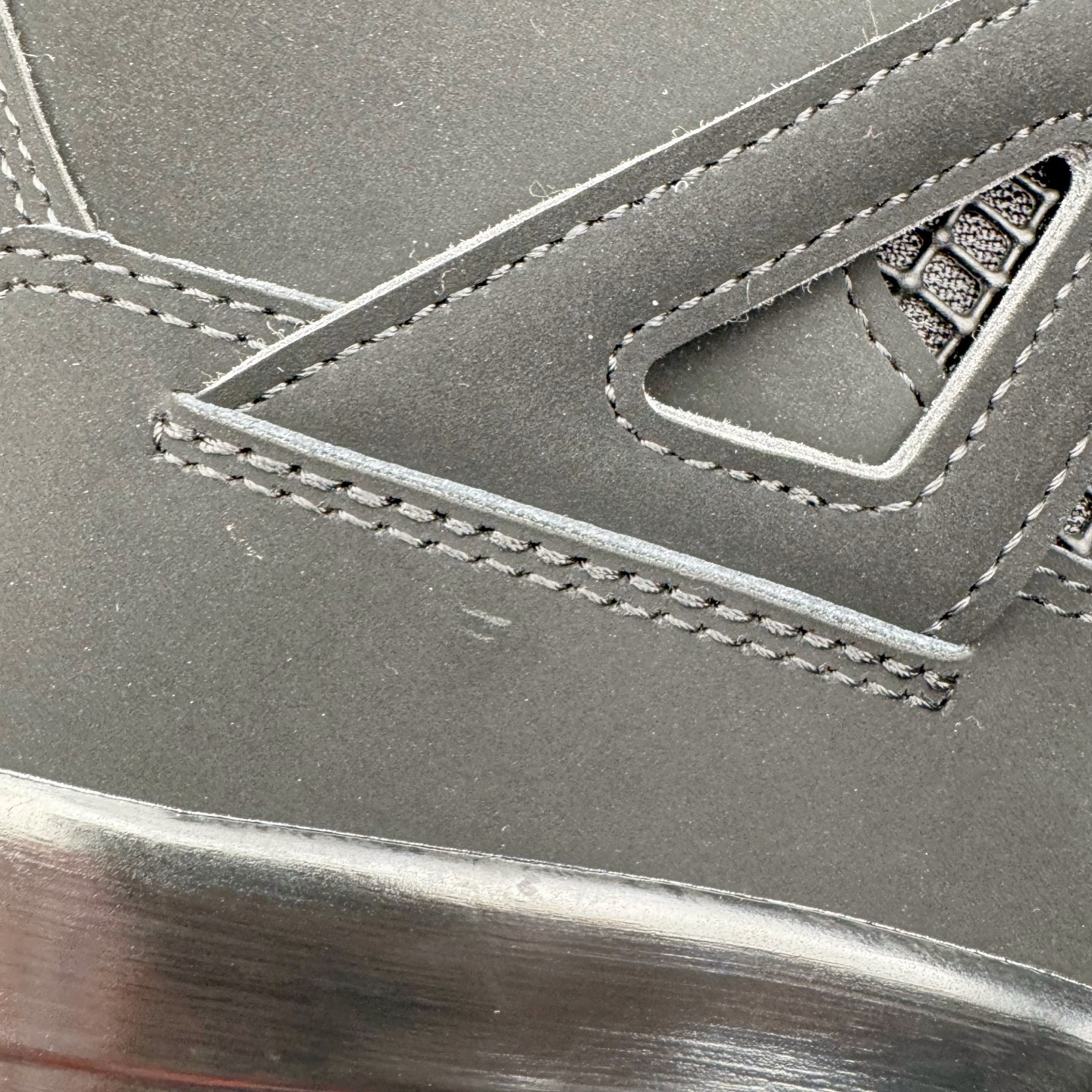 图片[18]-＃KZ神版福利回馈 Air Jordan AJ4 Retro 黑猫 CU1110-010 独家外贸特供尺码含 45.5 49.5 50.5 国内外口碑最好最推荐的产品 市场中端王者 亲自操刀耗时半年巨作 全套原纸板楦头开发 确保原汁原味 完美呈现四代版型 一比一鞋头弧度高度鞋身弧度 此版本只针对中端市场 皮料材质有所更替 其他数据细节工艺流程均保持一致 绝不口嗨 细节品控鞋型随意秒杀市面3XX 4XX 原厂TPU网格鞋带扣 正确内里网布 菱角分明不变形无多余毛边 柔软性质感一致于原鞋 市场唯一原厂鞋扣模具 背面可见隐藏注塑口 原厂织唛标 原厂飞人电绣工艺 尾指中部跳三针 独家绑鞋带手法 印刷中底布 四线拉帮 米色美纹纸贴合固定 进口港宝加持 后跟自然饱满 全鞋荧光划线卡点 追求极致完美 每一双都是工艺品 多重QC质检 超越公司货的品控标准 实实在在的免检产品 尺码：40 40.5 41 42 42.5 43 44 44.5 45 45.5 46 47.5 48.5 49.5 50.5-选品中心