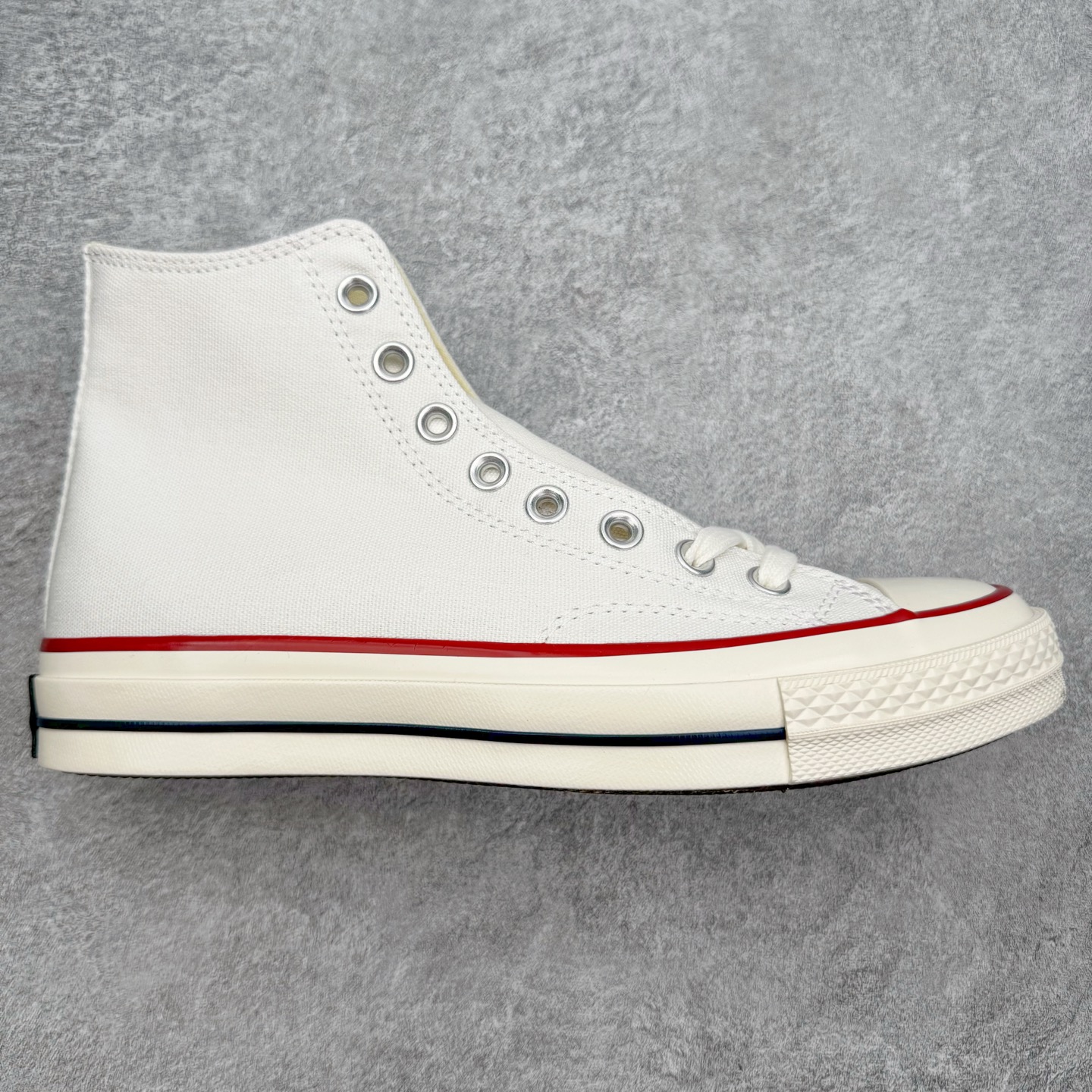 图片[4]-＃越南订单 裸鞋圈专属版本 Converse Chuck All Star 1970S 经典款潮流耐磨帆布鞋 经典永不过时 十年老厂出品 平台正品订单 超稳定的品控清洁度 全套原厂材料配置 原厂硫化工艺 油性扁平尖头 原厂楦头纸板数据 一体化超软蓝底加持 超软EVA鞋垫 后掌灰色缓震胶 脚感一比一还原 耐磨橡胶大底 越南产内外标 原盒黑色吊牌 超高清洁度 随意冲正 如有更好白送 偏大一码 尺码：35 36 36.5 37 37.5 38 39 39.5 40 41 41.5 42 42.5 43 44 CDG-选品中心