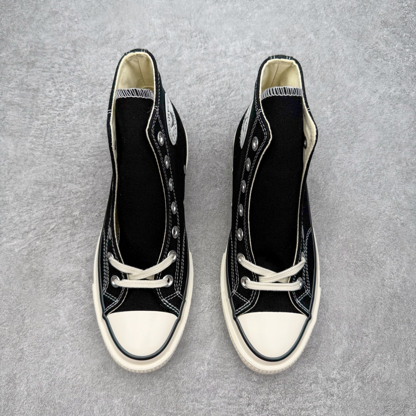 图片[2]-＃越南订单 裸鞋圈专属版本 Converse Chuck All Star 1970S 经典款潮流耐磨帆布鞋 经典永不过时 十年老厂出品 平台正品订单 超稳定的品控清洁度 全套原厂材料配置 原厂硫化工艺 油性扁平尖头 原厂楦头纸板数据 一体化超软蓝底加持 超软EVA鞋垫 后掌灰色缓震胶 脚感一比一还原 耐磨橡胶大底 越南产内外标 原盒黑色吊牌 超高清洁度 随意冲正 如有更好白送 偏大一码 尺码：35 36 36.5 37 37.5 38 39 39.5 40 41 41.5 42 42.5 43 44-选品中心