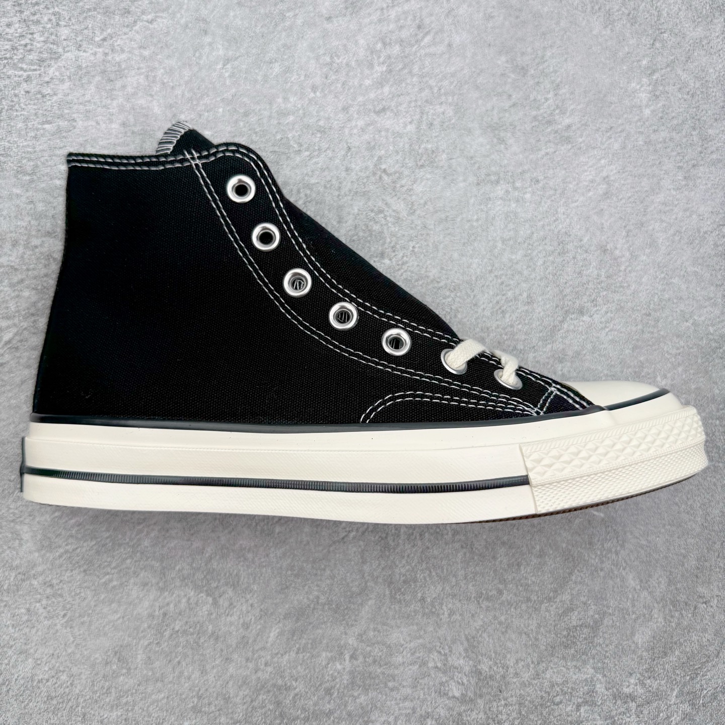 ＃越南订单 裸鞋圈专属版本 Converse Chuck All Star 1970S 经典款潮流耐磨帆布鞋 经典永不过时 十年老厂出品 平台正品订单 超稳定的品控清洁度 全套原厂材料配置 原厂硫化工艺 油性扁平尖头 原厂楦头纸板数据 一体化超软蓝底加持 超软EVA鞋垫 后掌灰色缓震胶 脚感一比一还原 耐磨橡胶大底 越南产内外标 原盒黑色吊牌 超高清洁度 随意冲正 如有更好白送 偏大一码 尺码：35 36 36.5 37 37.5 38 39 39.5 40 41 41.5 42 42.5 43 44-选品中心