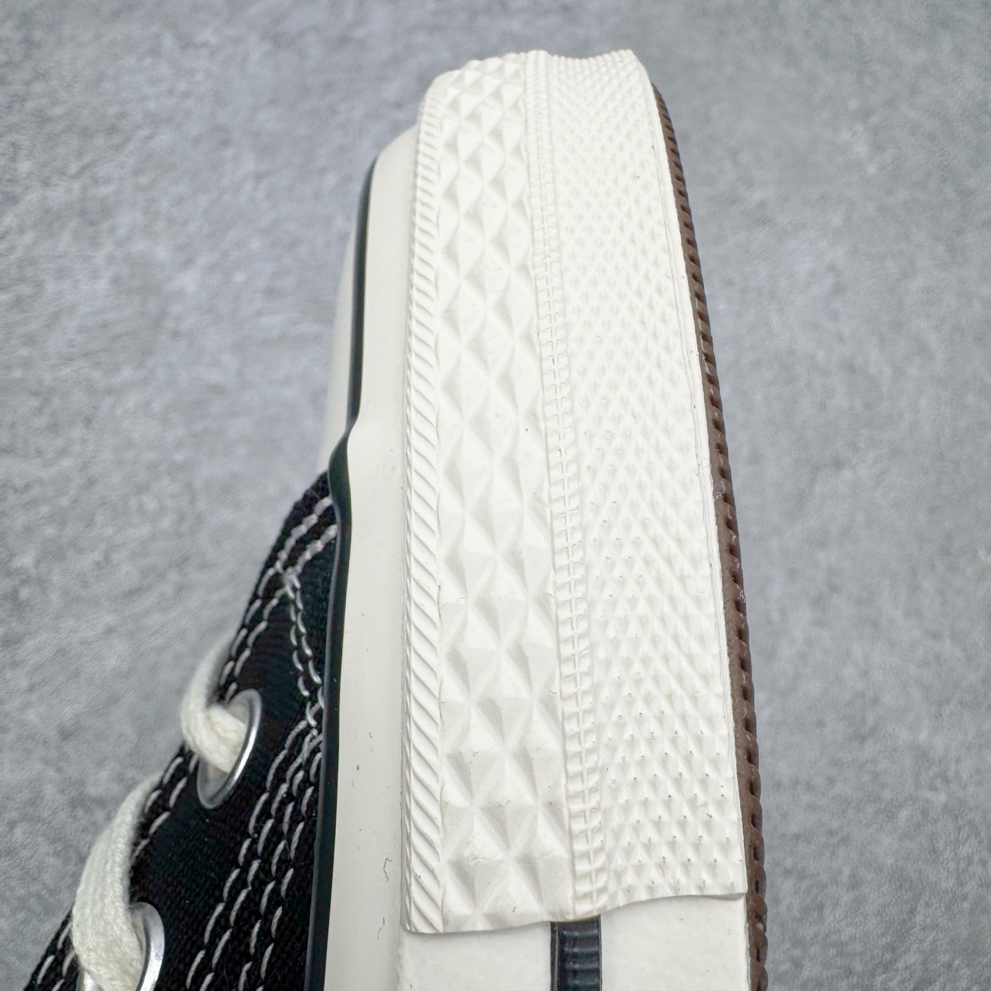 图片[19]-＃越南订单 裸鞋圈专属版本 Converse Chuck All Star 1970S 经典款潮流耐磨帆布鞋 经典永不过时 十年老厂出品 平台正品订单 超稳定的品控清洁度 全套原厂材料配置 原厂硫化工艺 油性扁平尖头 原厂楦头纸板数据 一体化超软蓝底加持 超软EVA鞋垫 后掌灰色缓震胶 脚感一比一还原 耐磨橡胶大底 越南产内外标 原盒黑色吊牌 超高清洁度 随意冲正 如有更好白送 偏大一码 尺码：35 36 36.5 37 37.5 38 39 39.5 40 41 41.5 42 42.5 43 44-选品中心