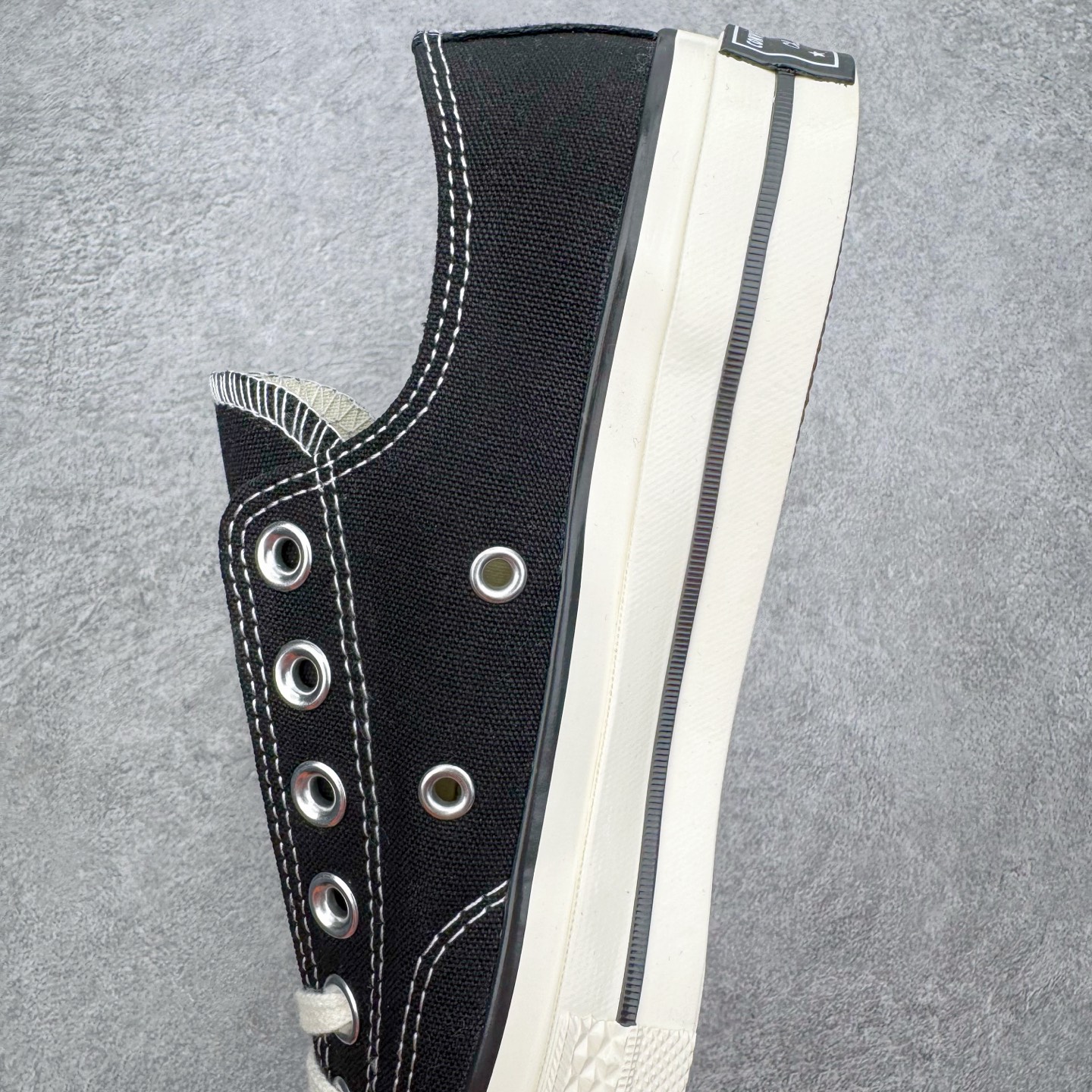 图片[7]-＃越南订单 裸鞋圈专属版本 Converse Chuck All Star 1970S 经典款潮流耐磨帆布鞋 经典永不过时 十年老厂出品 平台正品订单 超稳定的品控清洁度 全套原厂材料配置 原厂硫化工艺 油性扁平尖头 原厂楦头纸板数据 一体化超软蓝底加持 超软EVA鞋垫 后掌灰色缓震胶 脚感一比一还原 耐磨橡胶大底 越南产内外标 原盒黑色吊牌 超高清洁度 随意冲正 如有更好白送 偏大一码 尺码：35 36 36.5 37 37.5 38 39 39.5 40 41 41.5 42 42.5 43 44-选品中心