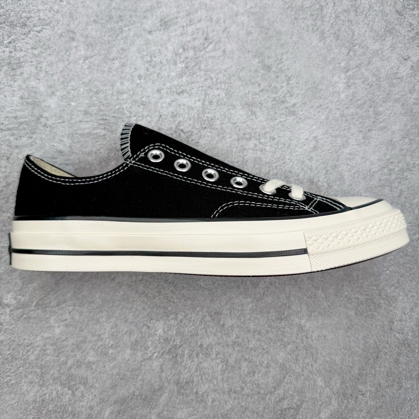 ＃越南订单 裸鞋圈专属版本 Converse Chuck All Star 1970S 经典款潮流耐磨帆布鞋 经典永不过时 十年老厂出品 平台正品订单 超稳定的品控清洁度 全套原厂材料配置 原厂硫化工艺 油性扁平尖头 原厂楦头纸板数据 一体化超软蓝底加持 超软EVA鞋垫 后掌灰色缓震胶 脚感一比一还原 耐磨橡胶大底 越南产内外标 原盒黑色吊牌 超高清洁度 随意冲正 如有更好白送 偏大一码 尺码：35 36 36.5 37 37.5 38 39 39.5 40 41 41.5 42 42.5 43 44-选品中心