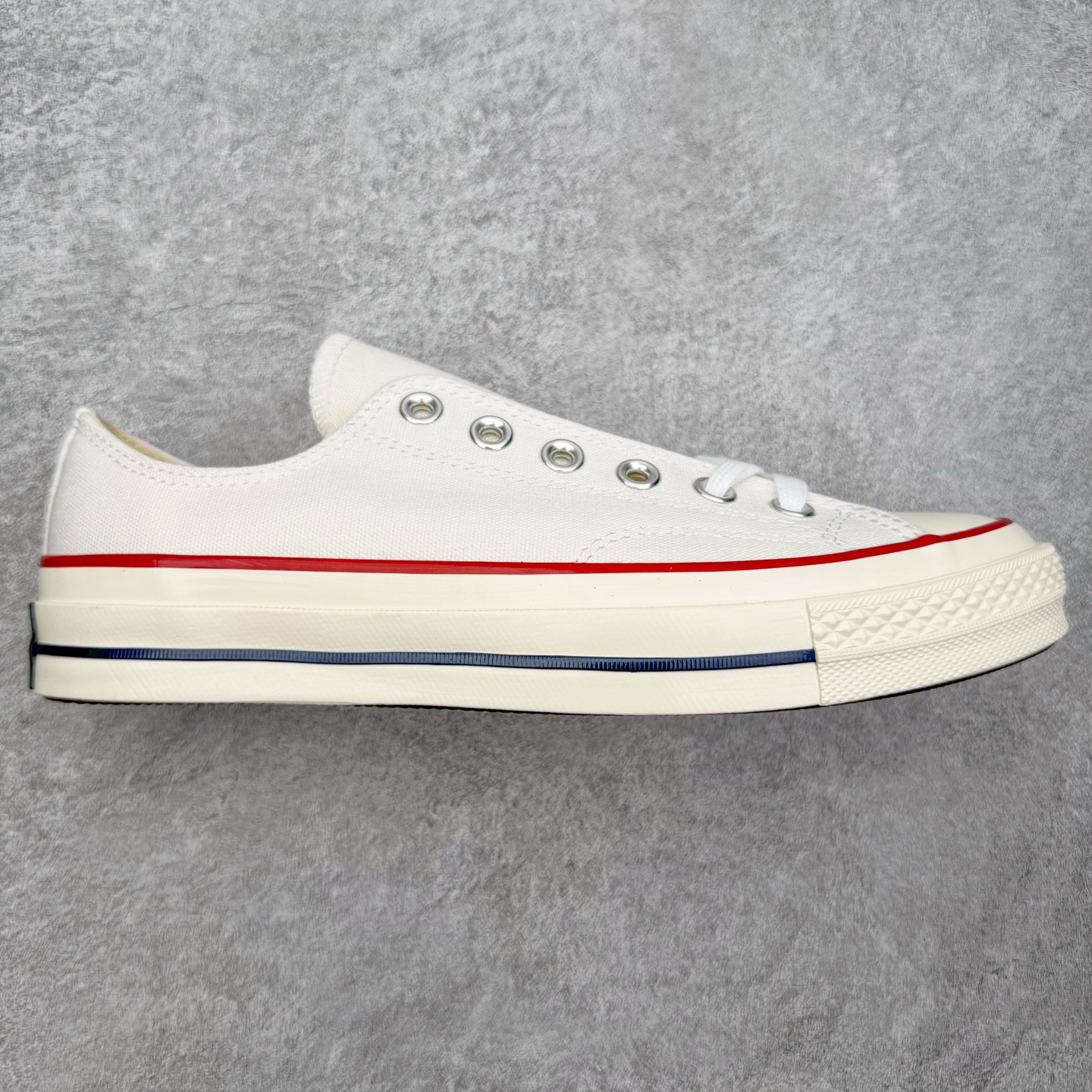 ＃越南订单 裸鞋圈专属版本 Converse Chuck All Star 1970S 经典款潮流耐磨帆布鞋 经典永不过时 十年老厂出品 平台正品订单 超稳定的品控清洁度 全套原厂材料配置 原厂硫化工艺 油性扁平尖头 原厂楦头纸板数据 一体化超软蓝底加持 超软EVA鞋垫 后掌灰色缓震胶 脚感一比一还原 耐磨橡胶大底 越南产内外标 原盒黑色吊牌 超高清洁度 随意冲正 如有更好白送 偏大一码 尺码：35 36 36.5 37 37.5 38 39 39.5 40 41 41.5 42 42.5 43 44-选品中心