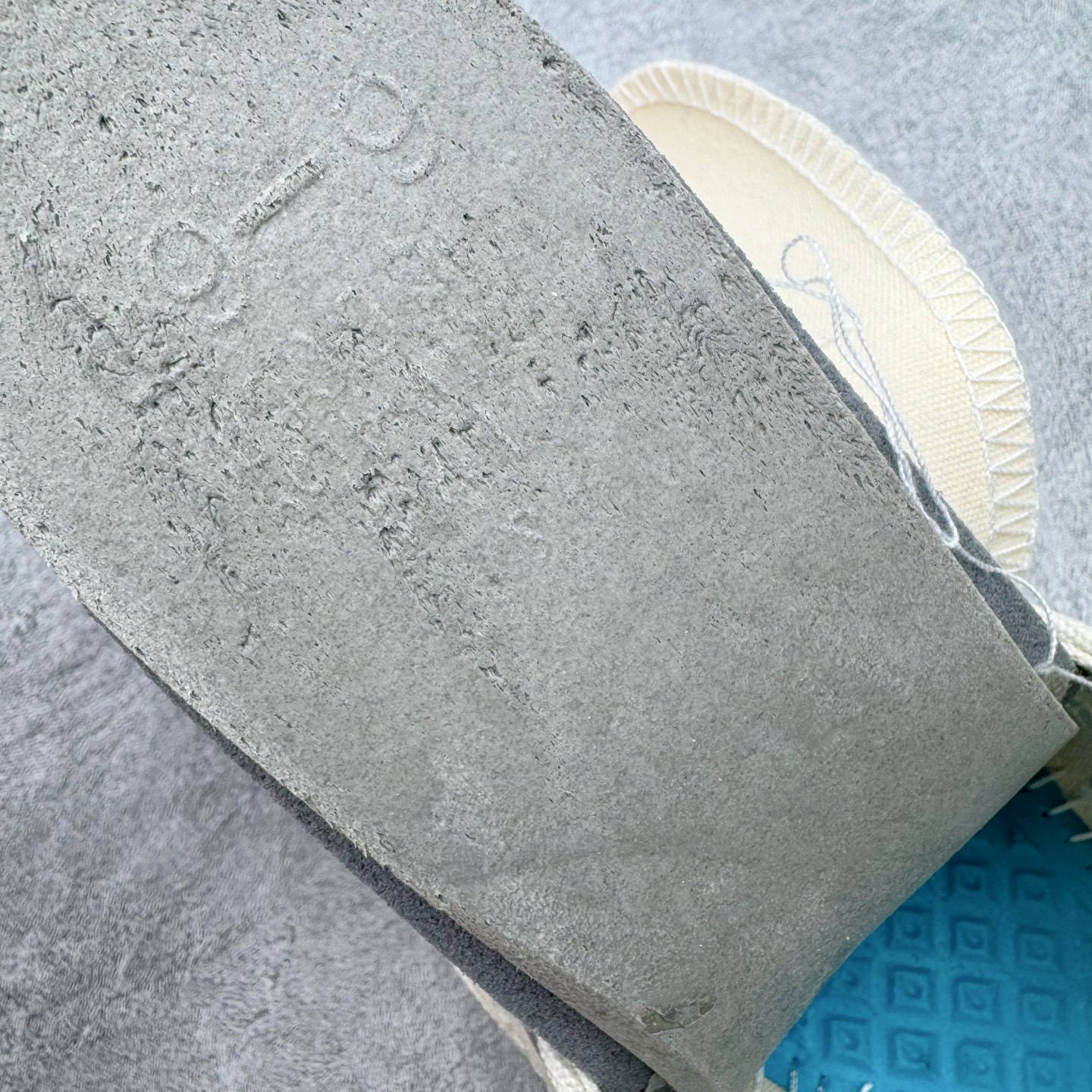 图片[10]-＃越南订单 裸鞋圈专属版本 CDG x Converse Chuck Taylor All Star 1970S 川久保玲爱心联名款经典款潮流耐磨帆布鞋 经典永不过时 十年老厂出品 平台正品订单 超稳定的品控清洁度 全套原厂材料配置 原厂硫化工艺 油性扁平尖头 原厂楦头纸板数据 一体化超软蓝底加持 超软EVA鞋垫 后掌灰色缓震胶 脚感一比一还原 耐磨橡胶大底 越南产内外标 原盒黑色吊牌 超高清洁度 随意冲正 如有更好白送 偏大一码 尺码：35 36 36.5 37 37.5 38 39 39.5 40 41 41.5 42 42.5 43 44-选品中心