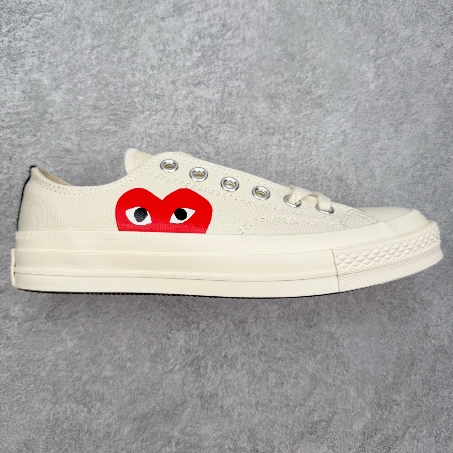 图片[2]-＃越南订单 裸鞋圈专属版本 Converse Chuck All Star 1970S 经典款潮流耐磨帆布鞋 经典永不过时 十年老厂出品 平台正品订单 超稳定的品控清洁度 全套原厂材料配置 原厂硫化工艺 油性扁平尖头 原厂楦头纸板数据 一体化超软蓝底加持 超软EVA鞋垫 后掌灰色缓震胶 脚感一比一还原 耐磨橡胶大底 越南产内外标 原盒黑色吊牌 超高清洁度 随意冲正 如有更好白送 偏大一码 尺码：35 36 36.5 37 37.5 38 39 39.5 40 41 41.5 42 42.5 43 44 CDG-选品中心