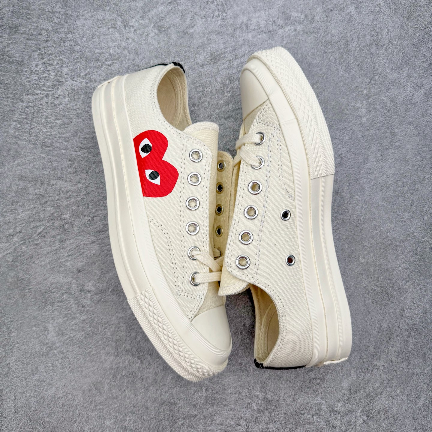图片[3]-＃越南订单 裸鞋圈专属版本 CDG x Converse Chuck Taylor All Star 1970S 川久保玲爱心联名款经典款潮流耐磨帆布鞋 经典永不过时 十年老厂出品 平台正品订单 超稳定的品控清洁度 全套原厂材料配置 原厂硫化工艺 油性扁平尖头 原厂楦头纸板数据 一体化超软蓝底加持 超软EVA鞋垫 后掌灰色缓震胶 脚感一比一还原 耐磨橡胶大底 越南产内外标 原盒黑色吊牌 超高清洁度 随意冲正 如有更好白送 偏大一码 尺码：35 36 36.5 37 37.5 38 39 39.5 40 41 41.5 42 42.5 43 44-选品中心