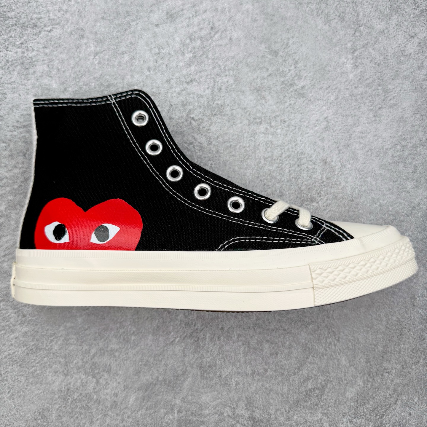 ＃越南订单 裸鞋圈专属版本 Converse Chuck All Star 1970S 经典款潮流耐磨帆布鞋 经典永不过时 十年老厂出品 平台正品订单 超稳定的品控清洁度 全套原厂材料配置 原厂硫化工艺 油性扁平尖头 原厂楦头纸板数据 一体化超软蓝底加持 超软EVA鞋垫 后掌灰色缓震胶 脚感一比一还原 耐磨橡胶大底 越南产内外标 原盒黑色吊牌 超高清洁度 随意冲正 如有更好白送 偏大一码 尺码：35 36 36.5 37 37.5 38 39 39.5 40 41 41.5 42 42.5 43 44 CDG-选品中心