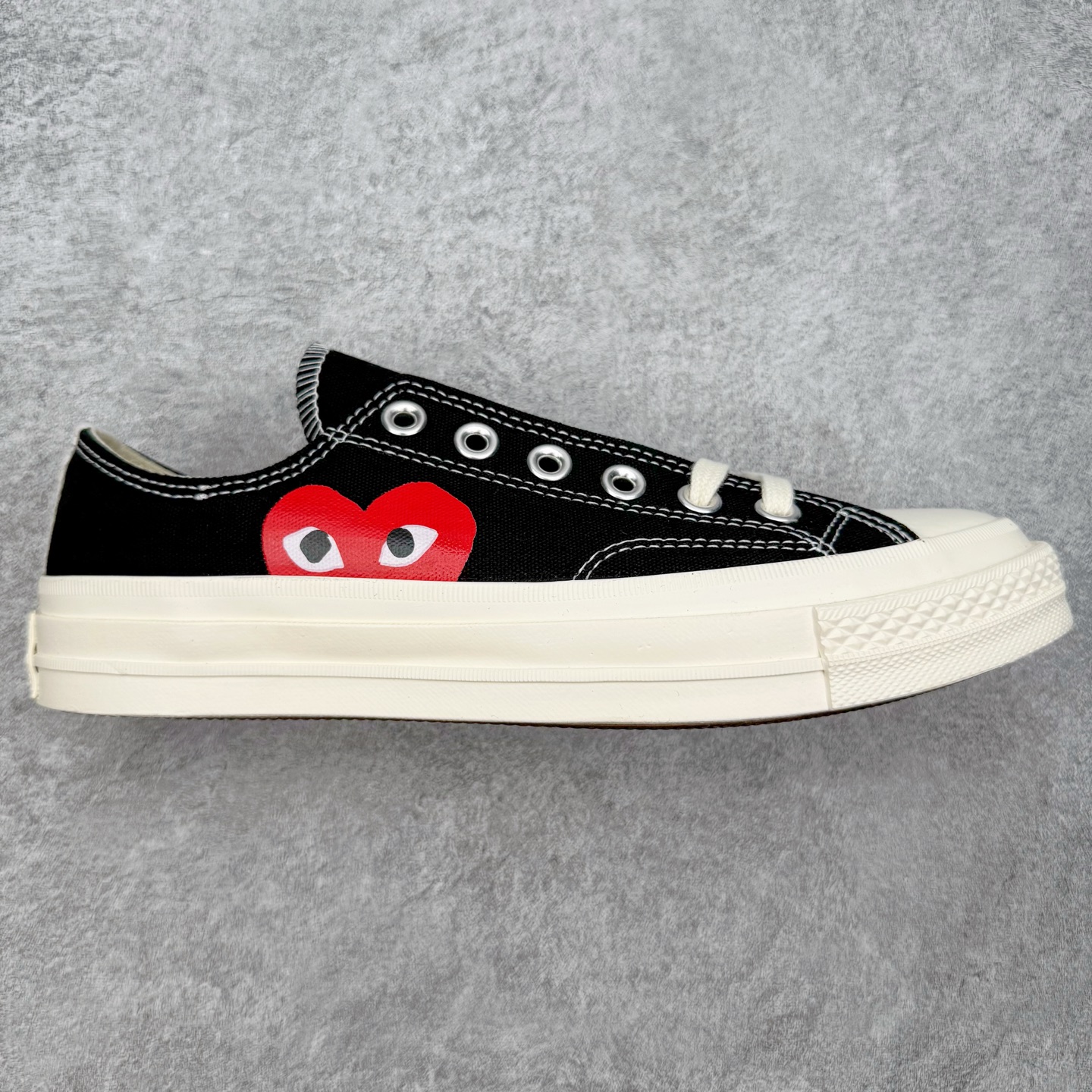 ＃越南订单 裸鞋圈专属版本 Converse Chuck All Star 1970S 经典款潮流耐磨帆布鞋 经典永不过时 十年老厂出品 平台正品订单 超稳定的品控清洁度 全套原厂材料配置 原厂硫化工艺 油性扁平尖头 原厂楦头纸板数据 一体化超软蓝底加持 超软EVA鞋垫 后掌灰色缓震胶 脚感一比一还原 耐磨橡胶大底 越南产内外标 原盒黑色吊牌 超高清洁度 随意冲正 如有更好白送 偏大一码 尺码：35 36 36.5 37 37.5 38 39 39.5 40 41 41.5 42 42.5 43 44 CDG-选品中心