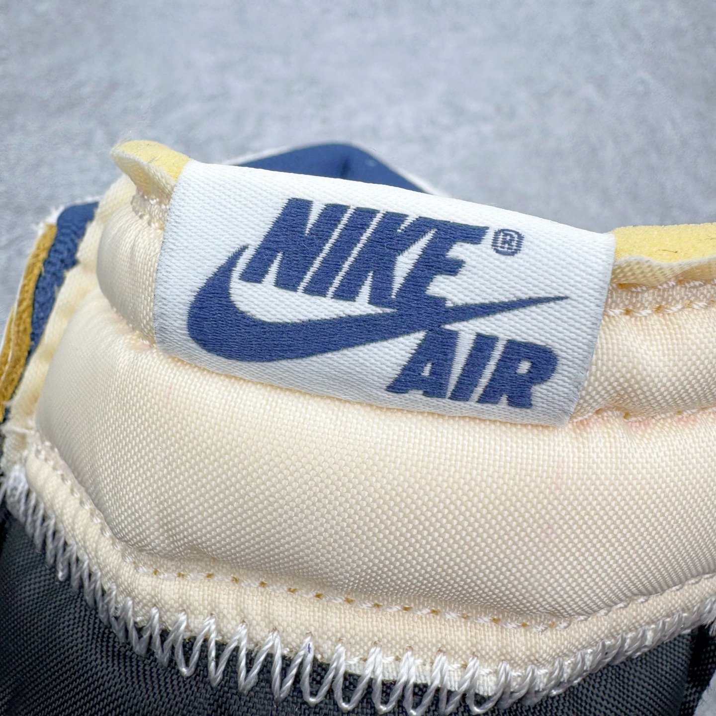 图片[12]-＃PK纯原 Union LA x Fragment Design x Air Jordan AJ1 Retro High NRG 藤原浩三方联名四色拼接灰 闪电黑蓝 IO7847-001 圈内最强系列 高端零售特供批次 产品品控稳定性领先行业 各方面均可对飙L版 良心定价不杀猪 SZ原厂全套原楦原纸板冲刀磨具开发 原厂皮料加持 原厂港宝加持定型后跟R度完美 同源原厂电绣 飞翼针数密度立体效果一致 百分百一致原鞋 原厂拉帮工艺 针距密度一致 后跟弧度收口自然不对折 极致一眼正品既视感 进口玻璃冲刀皮料裁剪零毛边 全鞋电脑针车工艺 品控清洁度最高QC检验标准 免检产品 原厂订购鞋盒、鞋标、防尘纸、鞋撑、鞋带 追求极致的原厂味道 尺码：36 36.5 37.5 38 38.5 39 40 40.5 41 42 42.5 43 44 44.5 45 46 47.5-选品中心