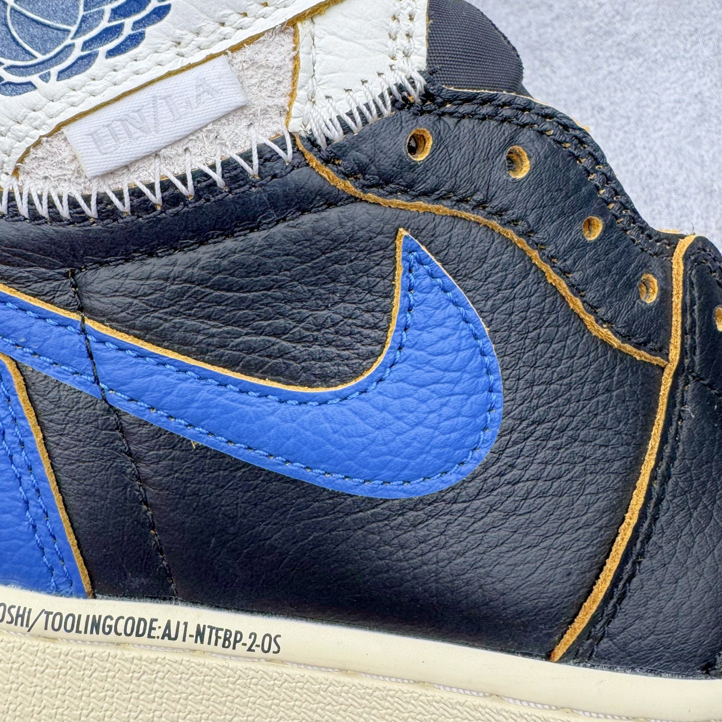 图片[19]-＃PK纯原 Union LA x Fragment Design x Air Jordan AJ1 Retro High NRG 藤原浩三方联名四色拼接灰 闪电黑蓝 IO7847-001 圈内最强系列 高端零售特供批次 产品品控稳定性领先行业 各方面均可对飙L版 良心定价不杀猪 SZ原厂全套原楦原纸板冲刀磨具开发 原厂皮料加持 原厂港宝加持定型后跟R度完美 同源原厂电绣 飞翼针数密度立体效果一致 百分百一致原鞋 原厂拉帮工艺 针距密度一致 后跟弧度收口自然不对折 极致一眼正品既视感 进口玻璃冲刀皮料裁剪零毛边 全鞋电脑针车工艺 品控清洁度最高QC检验标准 免检产品 原厂订购鞋盒、鞋标、防尘纸、鞋撑、鞋带 追求极致的原厂味道 尺码：36 36.5 37.5 38 38.5 39 40 40.5 41 42 42.5 43 44 44.5 45 46 47.5-选品中心