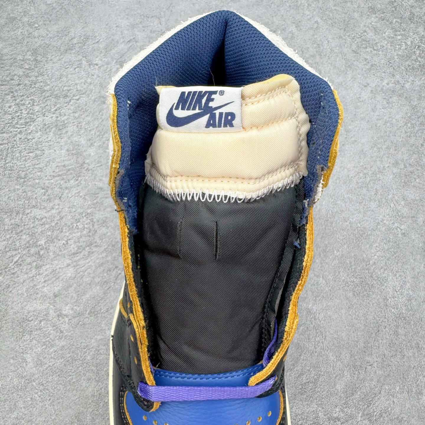 图片[5]-＃PK纯原 Union LA x Fragment Design x Air Jordan AJ1 Retro High NRG 藤原浩三方联名四色拼接灰 闪电黑蓝 IO7847-001 圈内最强系列 高端零售特供批次 产品品控稳定性领先行业 各方面均可对飙L版 良心定价不杀猪 SZ原厂全套原楦原纸板冲刀磨具开发 原厂皮料加持 原厂港宝加持定型后跟R度完美 同源原厂电绣 飞翼针数密度立体效果一致 百分百一致原鞋 原厂拉帮工艺 针距密度一致 后跟弧度收口自然不对折 极致一眼正品既视感 进口玻璃冲刀皮料裁剪零毛边 全鞋电脑针车工艺 品控清洁度最高QC检验标准 免检产品 原厂订购鞋盒、鞋标、防尘纸、鞋撑、鞋带 追求极致的原厂味道 尺码：36 36.5 37.5 38 38.5 39 40 40.5 41 42 42.5 43 44 44.5 45 46 47.5-选品中心