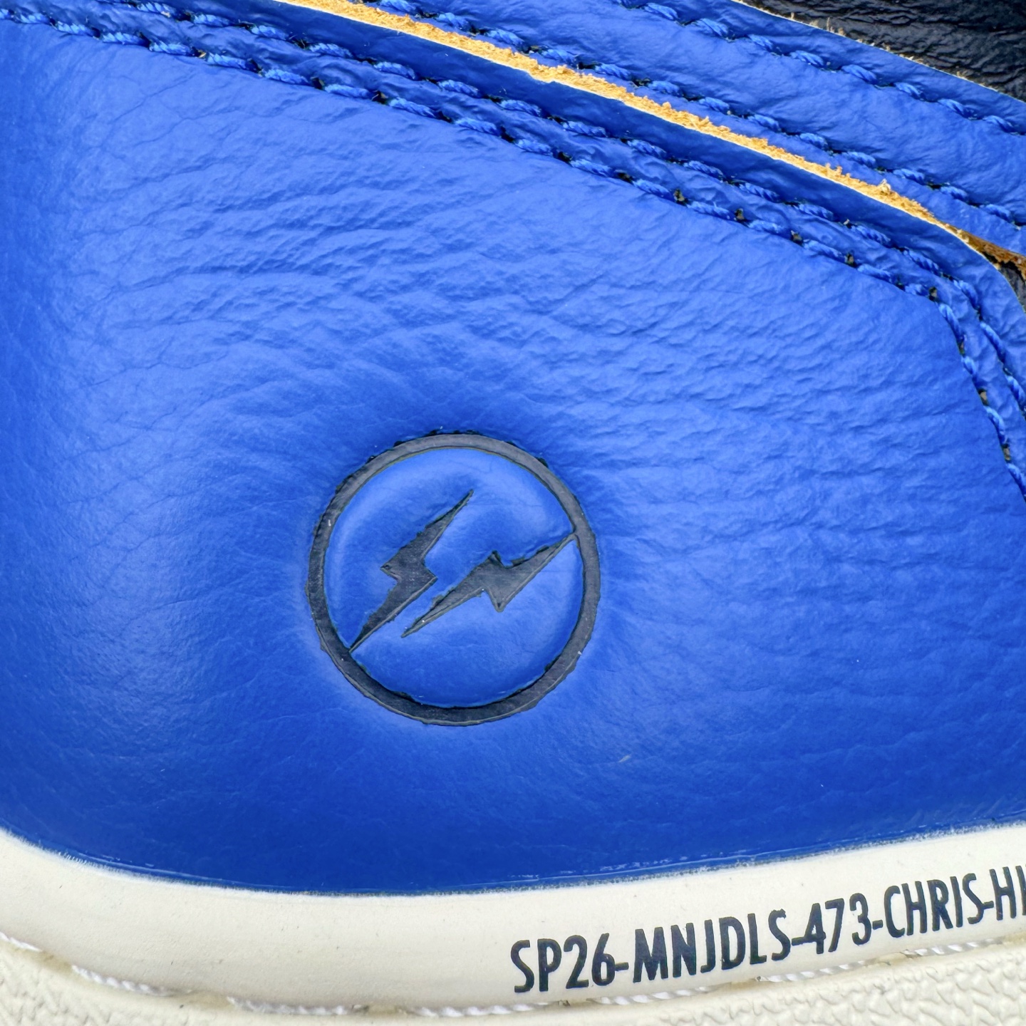 图片[16]-＃PK纯原 Union LA x Fragment Design x Air Jordan AJ1 Retro High NRG 藤原浩三方联名四色拼接灰 闪电黑蓝 IO7847-001 圈内最强系列 高端零售特供批次 产品品控稳定性领先行业 各方面均可对飙L版 良心定价不杀猪 SZ原厂全套原楦原纸板冲刀磨具开发 原厂皮料加持 原厂港宝加持定型后跟R度完美 同源原厂电绣 飞翼针数密度立体效果一致 百分百一致原鞋 原厂拉帮工艺 针距密度一致 后跟弧度收口自然不对折 极致一眼正品既视感 进口玻璃冲刀皮料裁剪零毛边 全鞋电脑针车工艺 品控清洁度最高QC检验标准 免检产品 原厂订购鞋盒、鞋标、防尘纸、鞋撑、鞋带 追求极致的原厂味道 尺码：36 36.5 37.5 38 38.5 39 40 40.5 41 42 42.5 43 44 44.5 45 46 47.5-选品中心