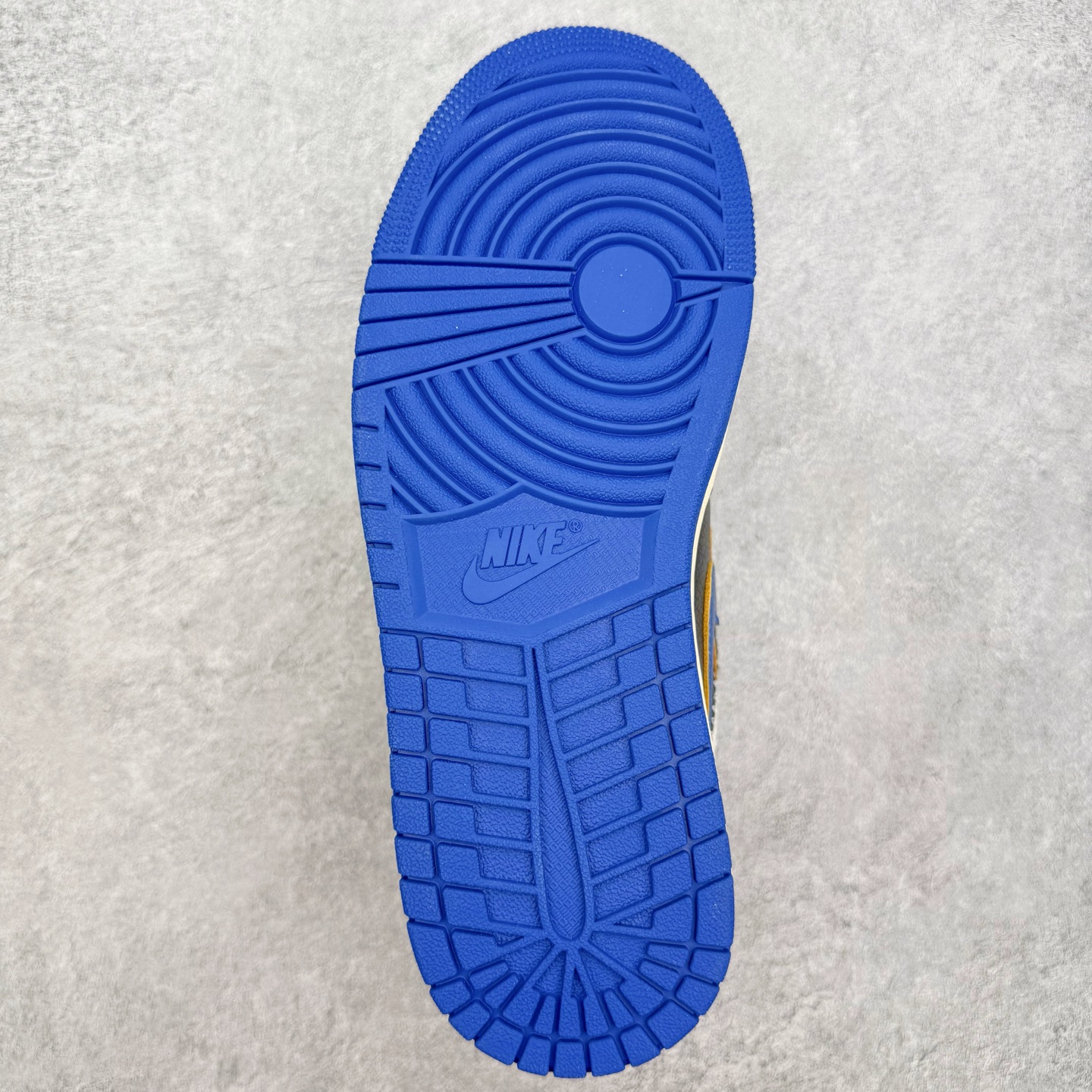 图片[9]-＃PK纯原 Union LA x Fragment Design x Air Jordan AJ1 Retro High NRG 藤原浩三方联名四色拼接灰 闪电黑蓝 IO7847-001 圈内最强系列 高端零售特供批次 产品品控稳定性领先行业 各方面均可对飙L版 良心定价不杀猪 SZ原厂全套原楦原纸板冲刀磨具开发 原厂皮料加持 原厂港宝加持定型后跟R度完美 同源原厂电绣 飞翼针数密度立体效果一致 百分百一致原鞋 原厂拉帮工艺 针距密度一致 后跟弧度收口自然不对折 极致一眼正品既视感 进口玻璃冲刀皮料裁剪零毛边 全鞋电脑针车工艺 品控清洁度最高QC检验标准 免检产品 原厂订购鞋盒、鞋标、防尘纸、鞋撑、鞋带 追求极致的原厂味道 尺码：36 36.5 37.5 38 38.5 39 40 40.5 41 42 42.5 43 44 44.5 45 46 47.5-选品中心